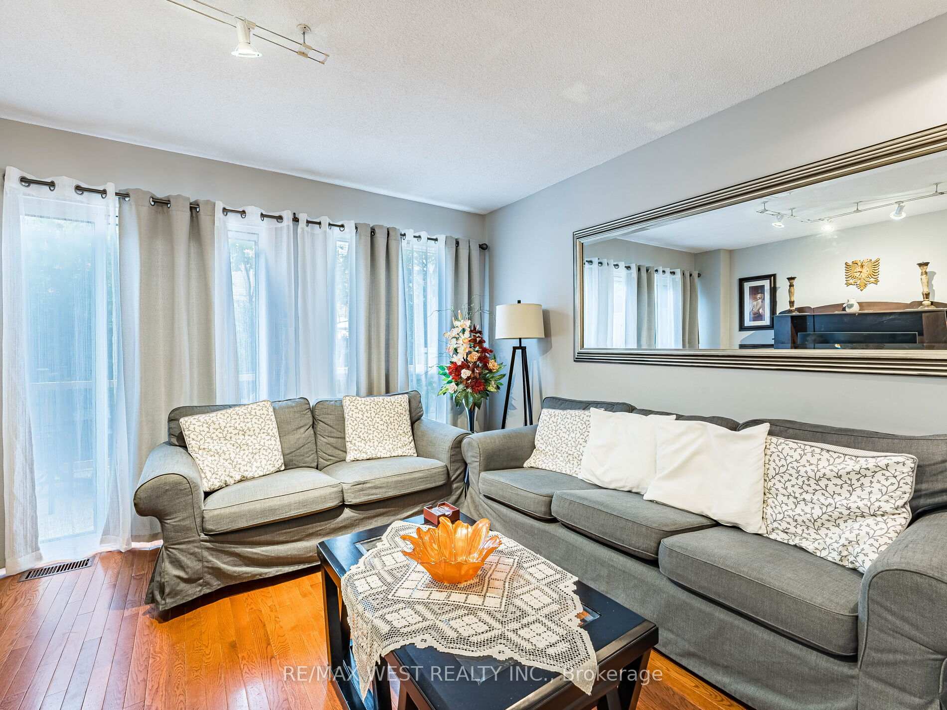 4 Bedrooms Condo at 1168 Arena, Mississauga For sale