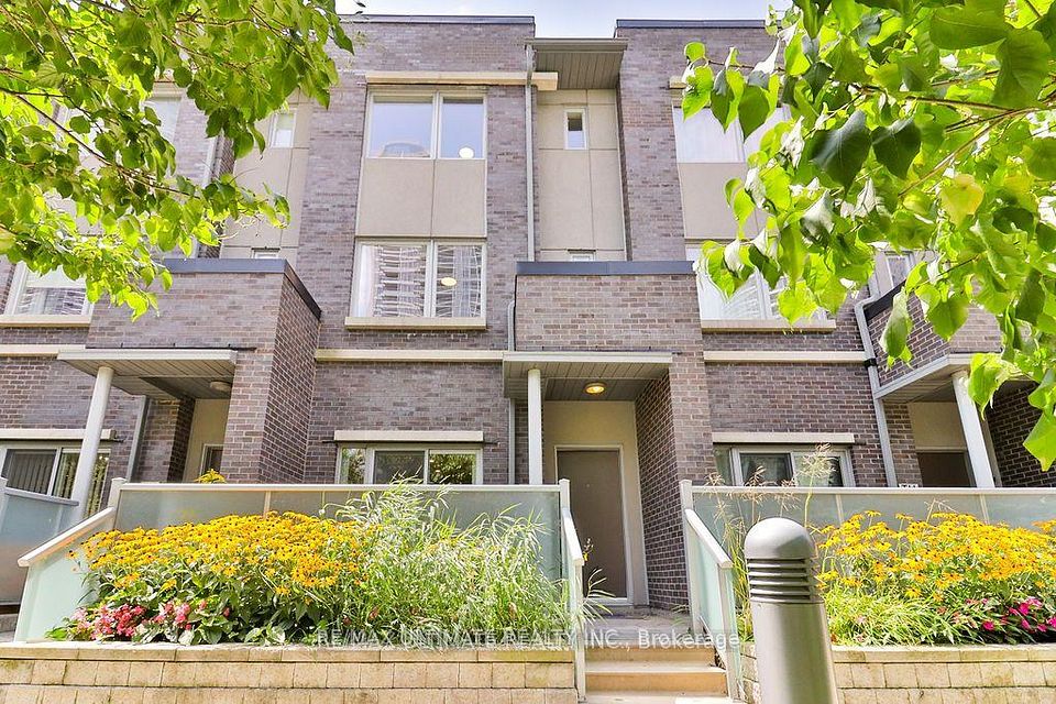 330 Village Green
