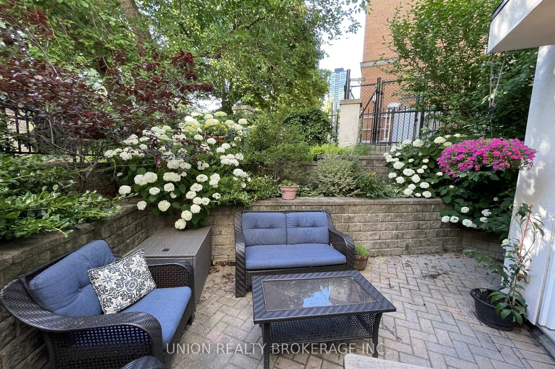 1 Bedroom Condo at 539 Jarvis,  Toronto For sale