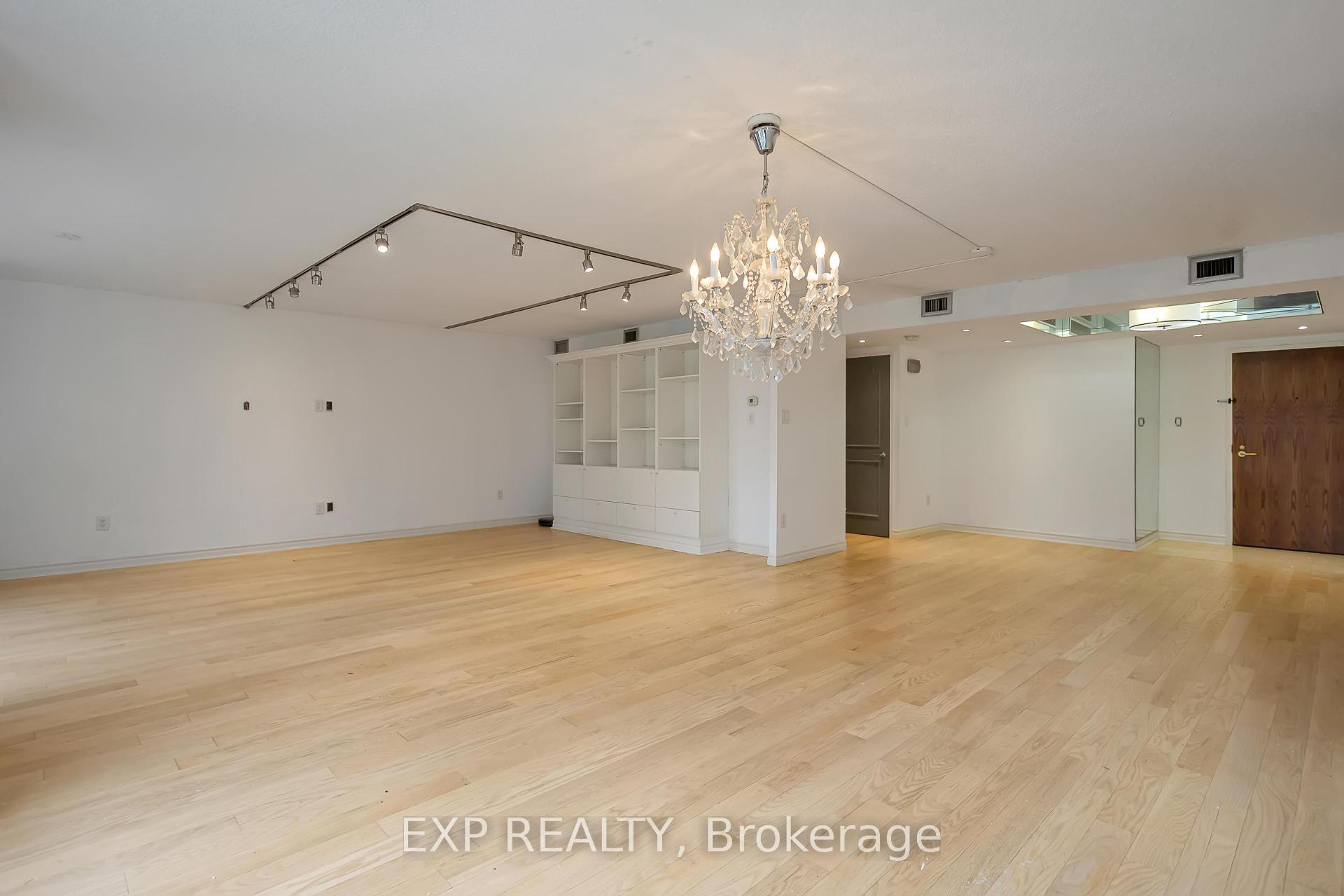 2 Bedrooms Condo at 900 Yonge, Toronto For sale