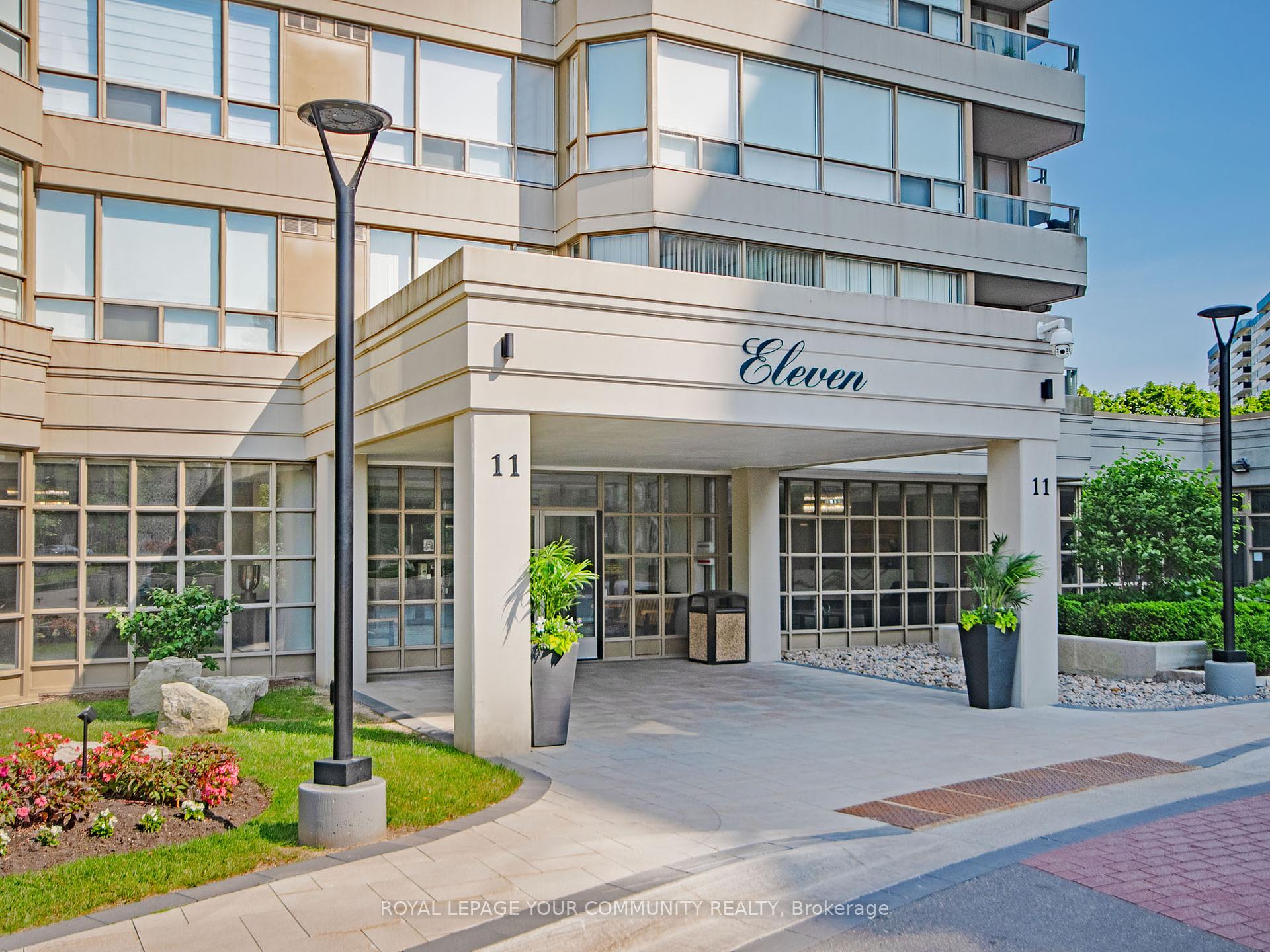 2 Bedrooms Condo at 11 Townsgate, Vaughan For sale