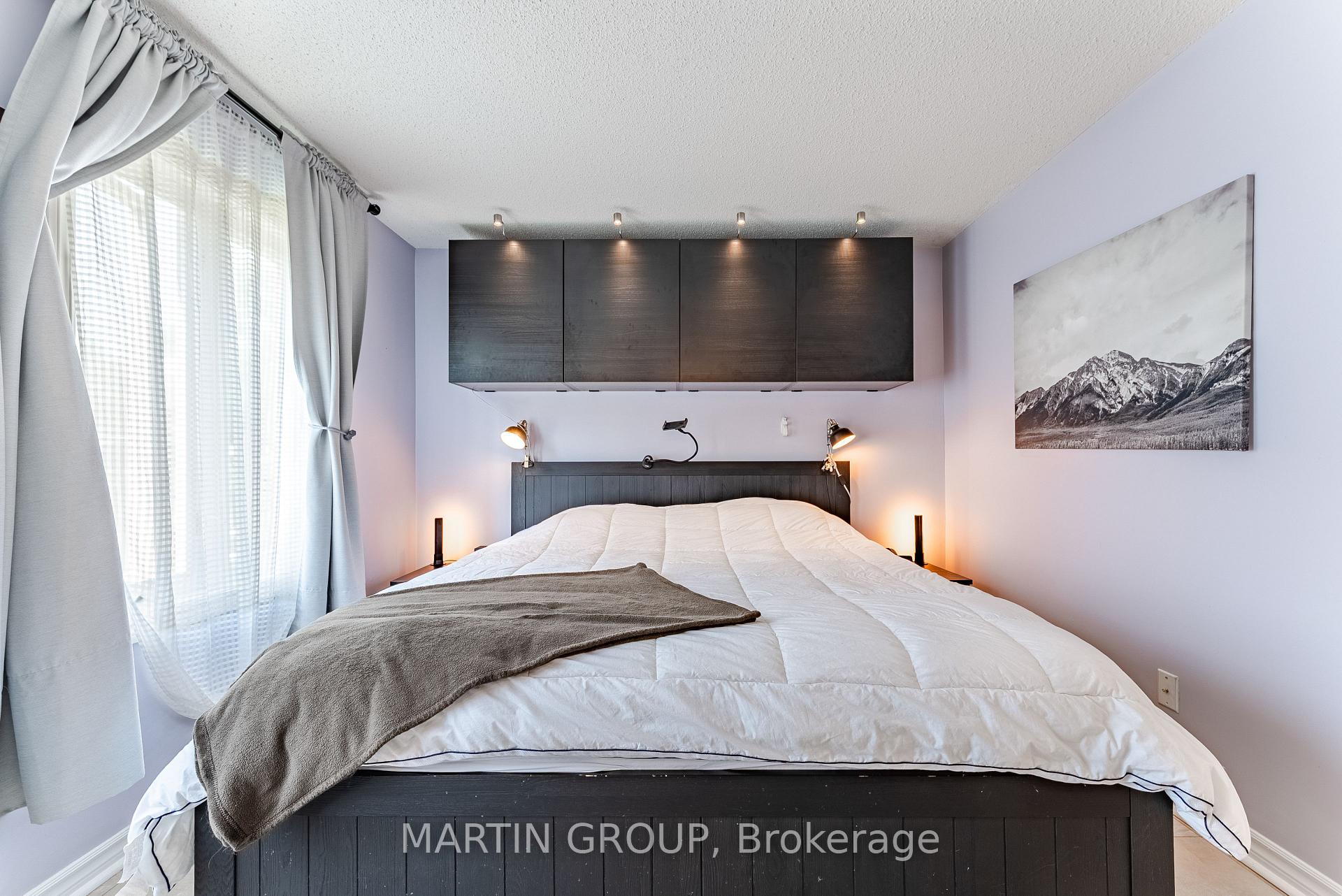2 Bedrooms Condo at 1701 Lampman, Burlington For sale