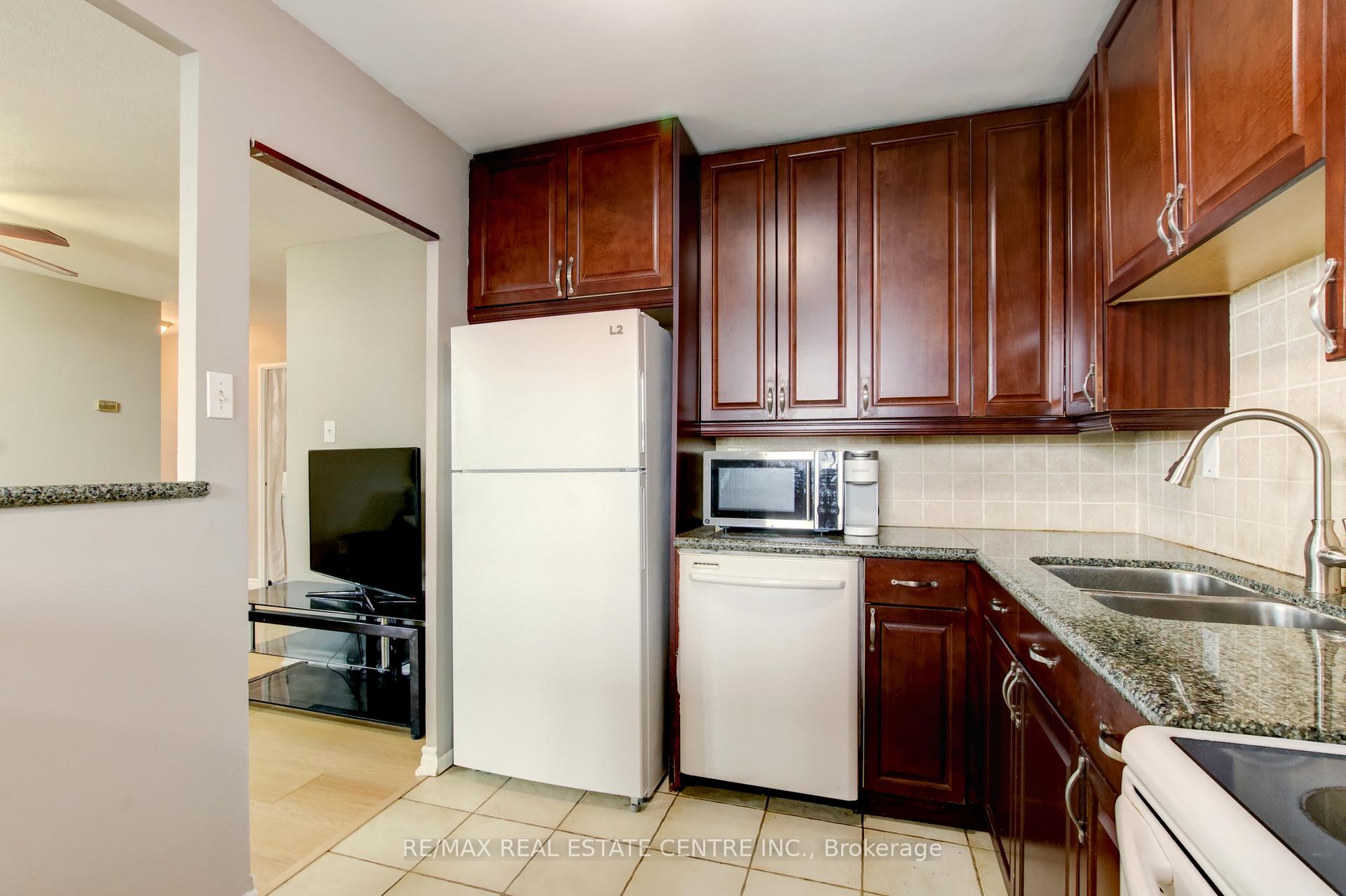 3 Bedrooms Condo at 2345 Confederation, Mississauga For sale