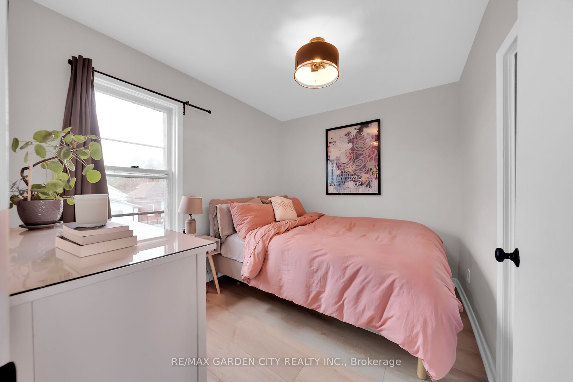 92 GLENDALE Avenue N