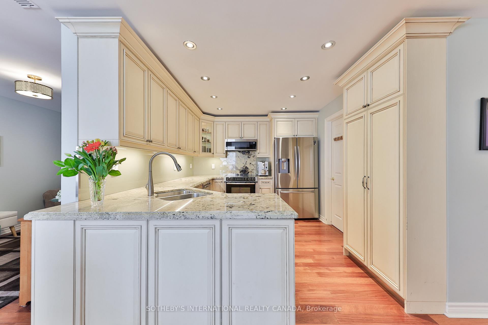 2 Bedrooms Condo at 5194 Lakeshore, Burlington For sale