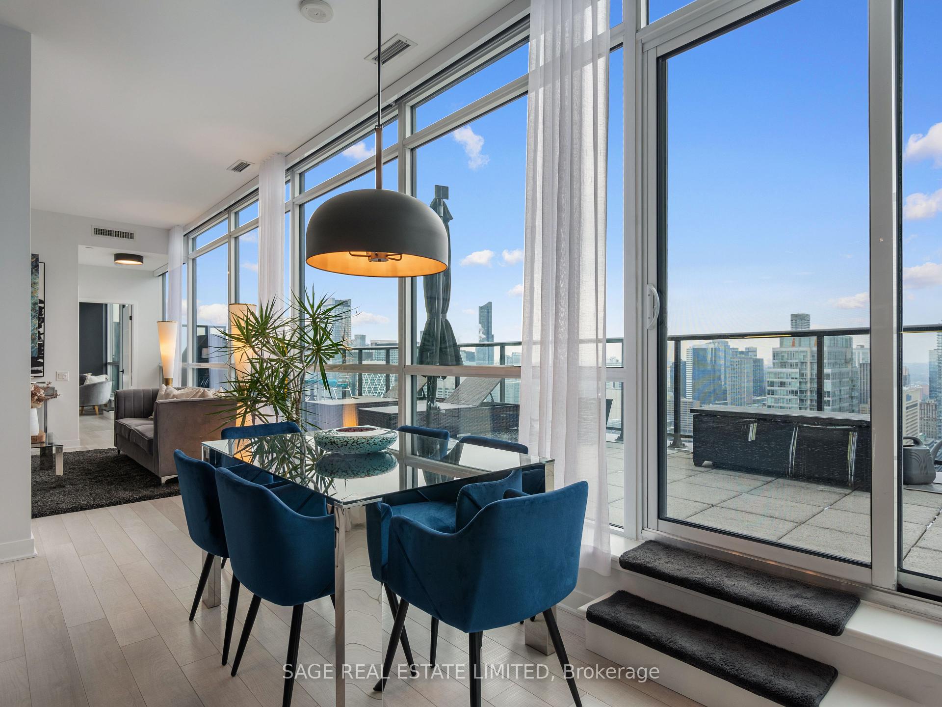 2 Bedrooms Condo at 290 Adelaide, Toronto For sale