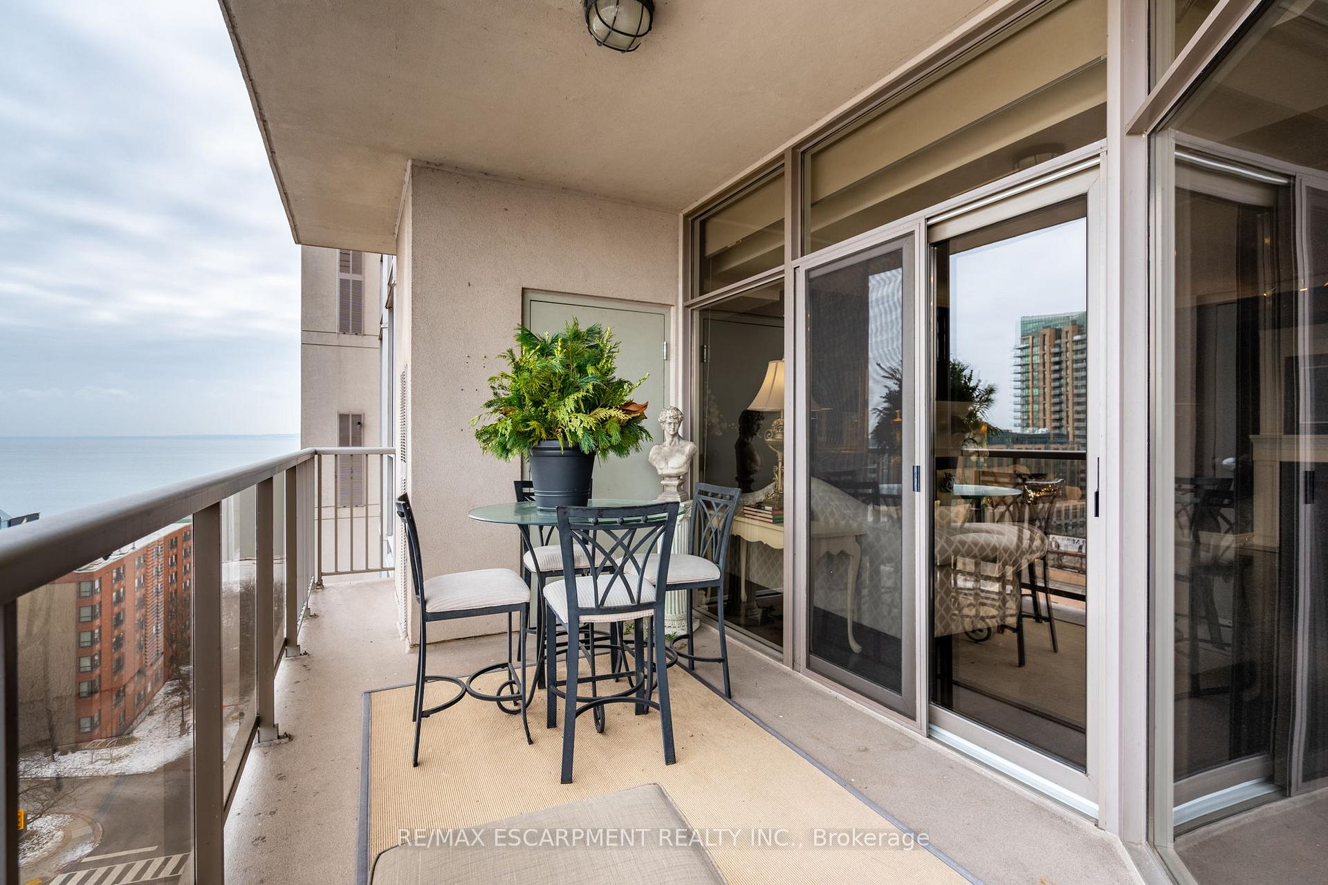 2 Bedrooms Condo at 1477 Lakeshore, Burlington For sale