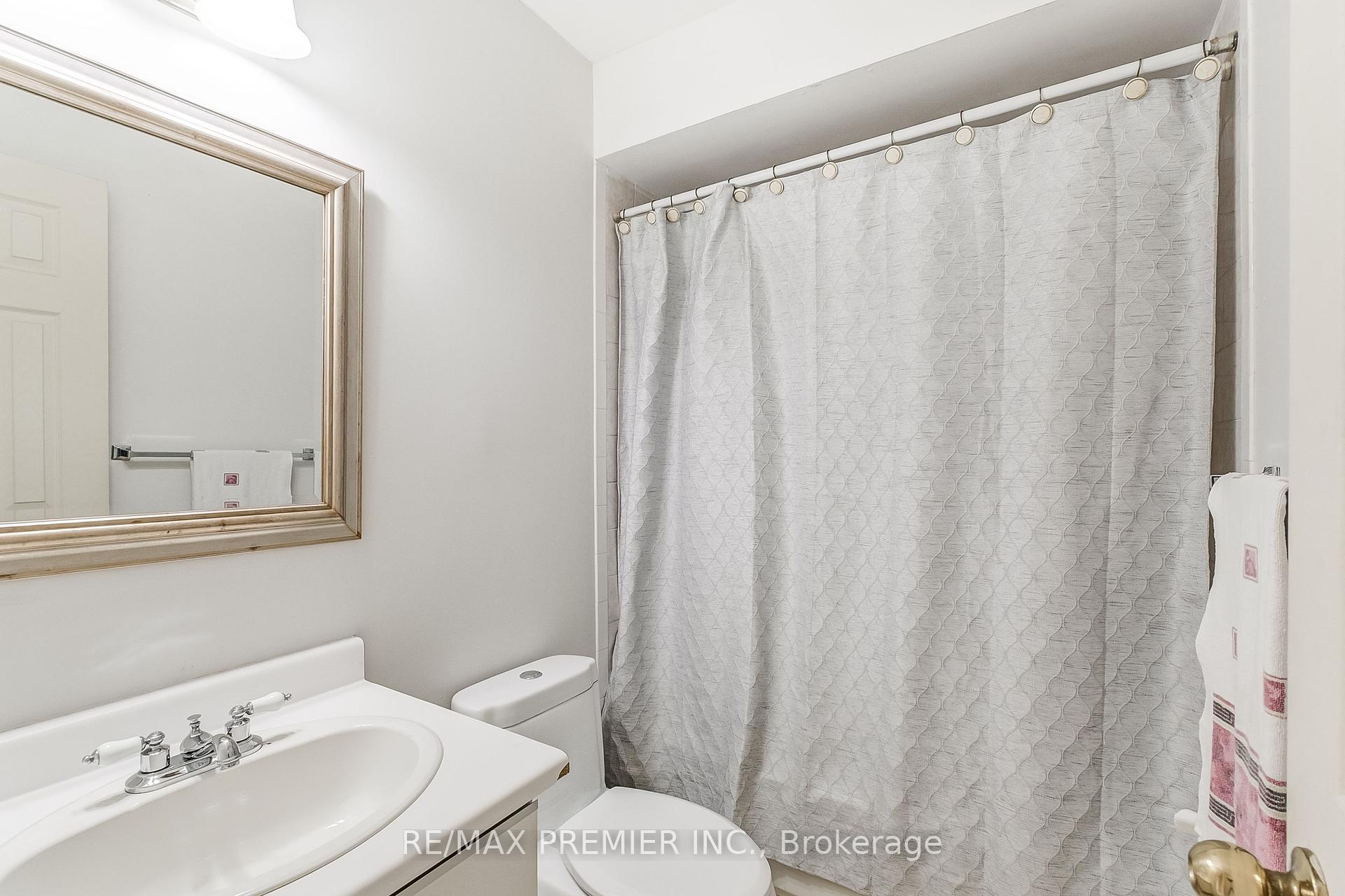 4 Bedrooms Condo at 3600 Colonial, Mississauga For sale