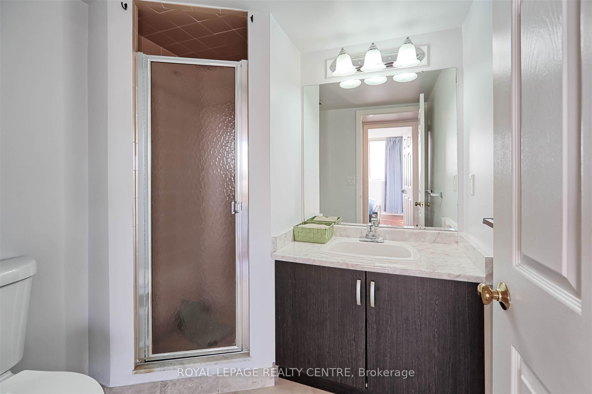 2 Bedrooms Condo at 880 Dundas,  Mississauga For sale