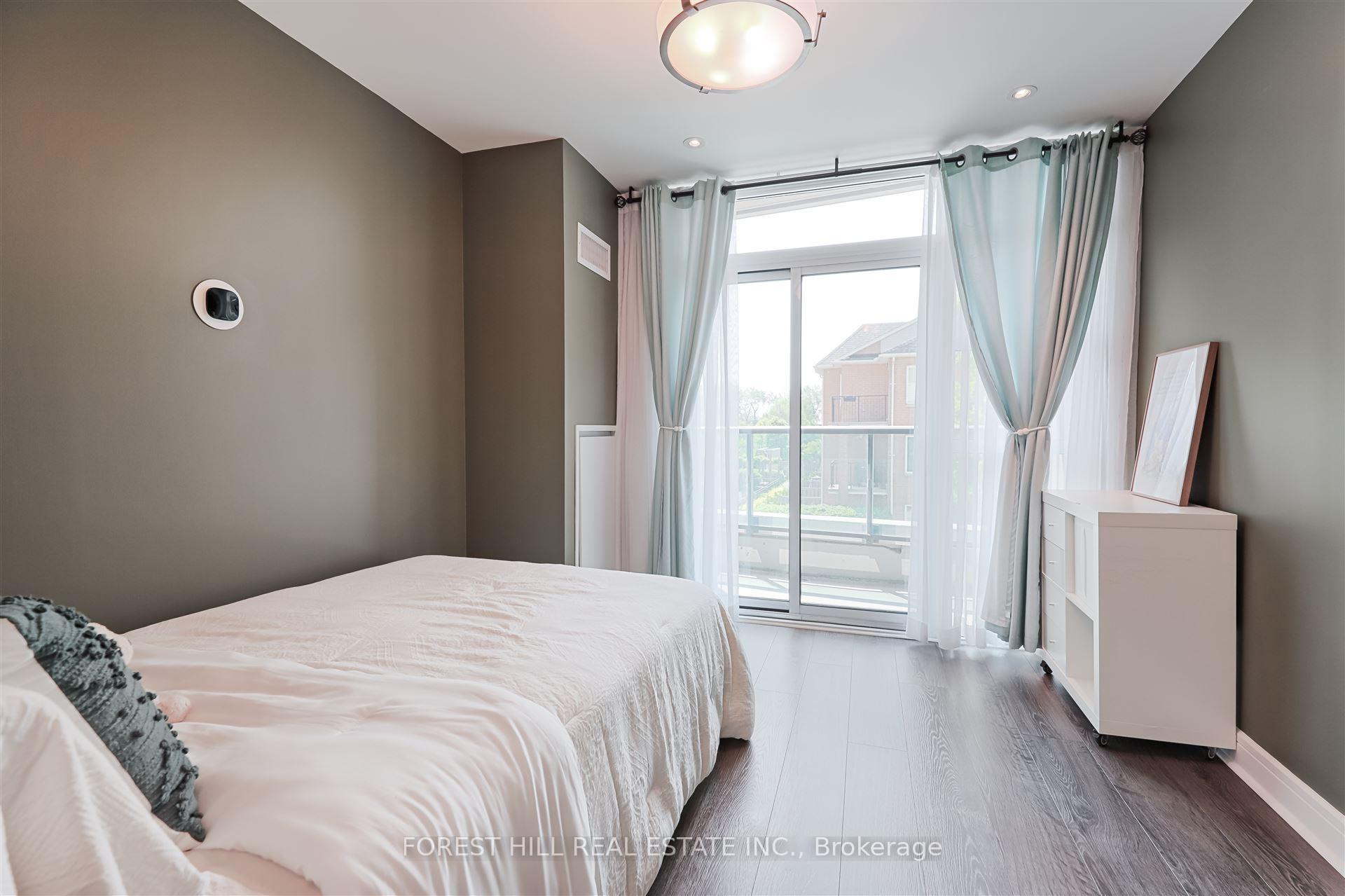 4 Bedrooms Condo at 35 Brian Peck, Toronto For sale