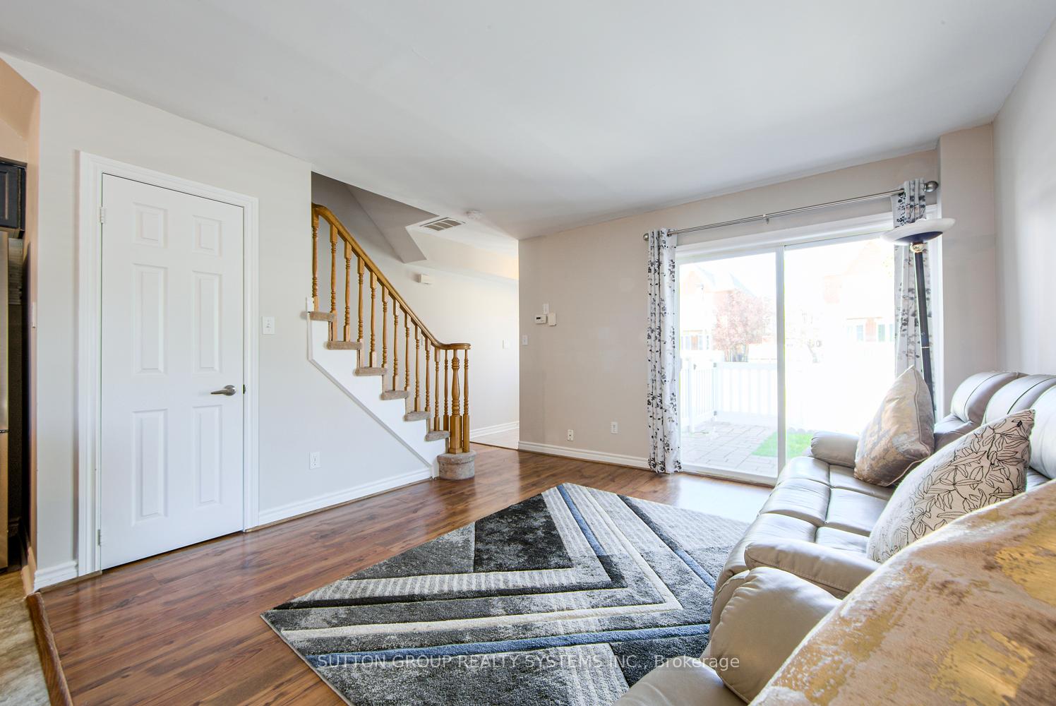 2 Bedrooms Condo at 1701 Lampman, Burlington For sale