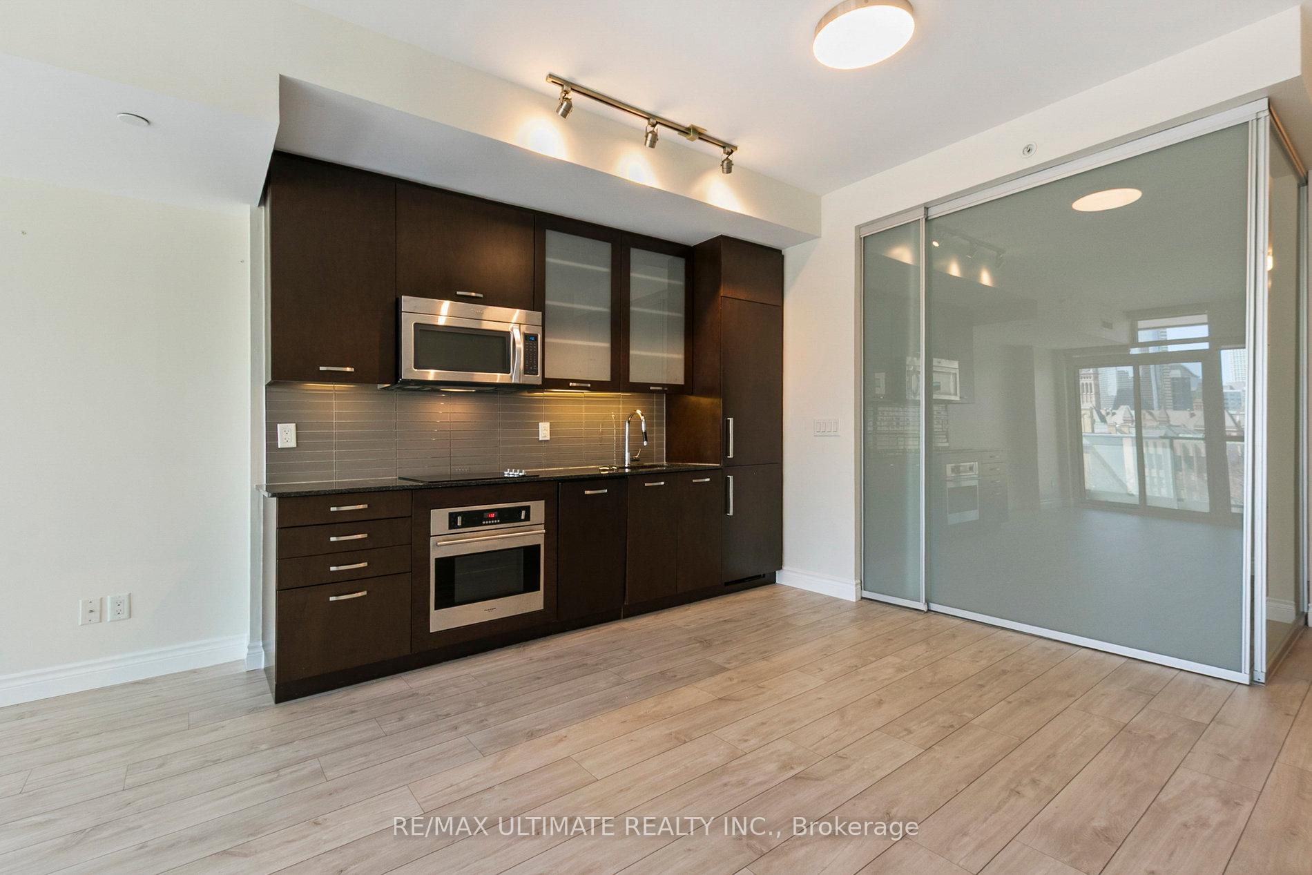 2 Bedrooms Condo at 210 Simcoe, Toronto For sale