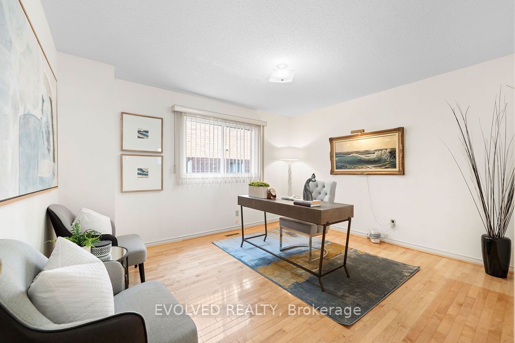 27 Hewlett Crescent