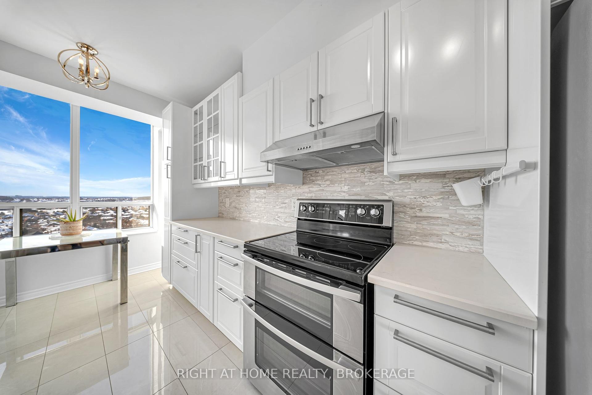 2 Bedrooms Condo at 55 STRATHAVEN, Mississauga For sale