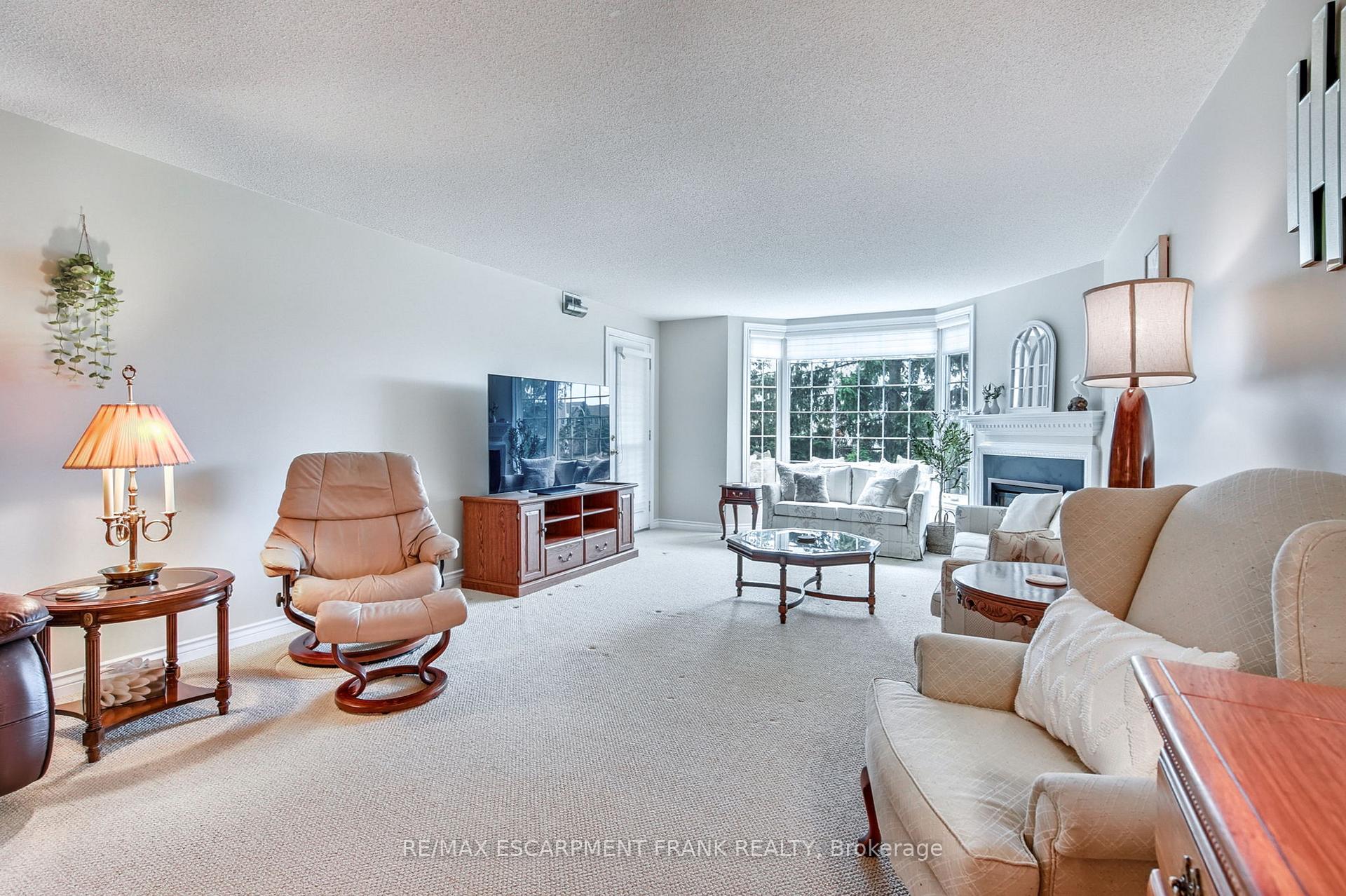 2 Bedrooms Condo at 970 Golf Links,  Hamilton For sale