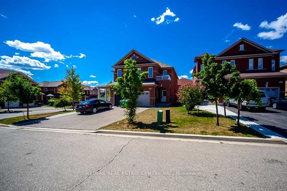 3317 Stoney Crescent