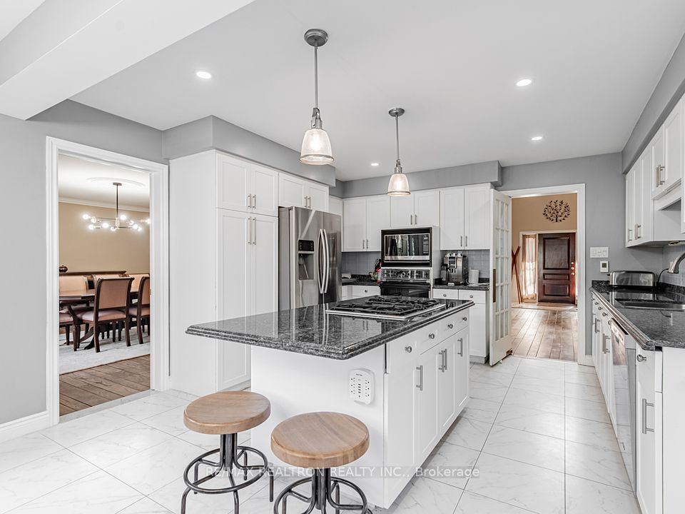 Kitchen with breakfast bar