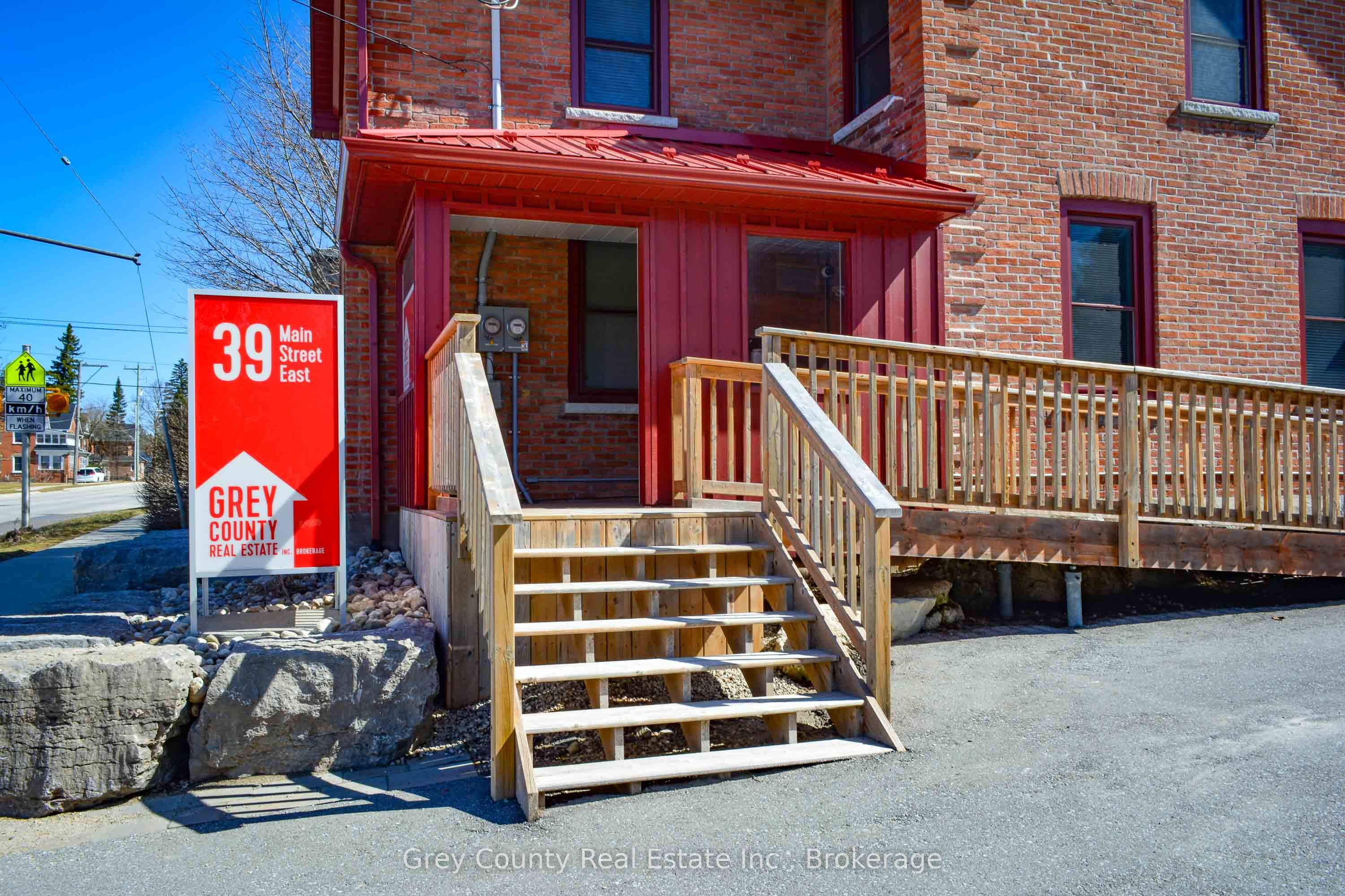 39 Main Street E