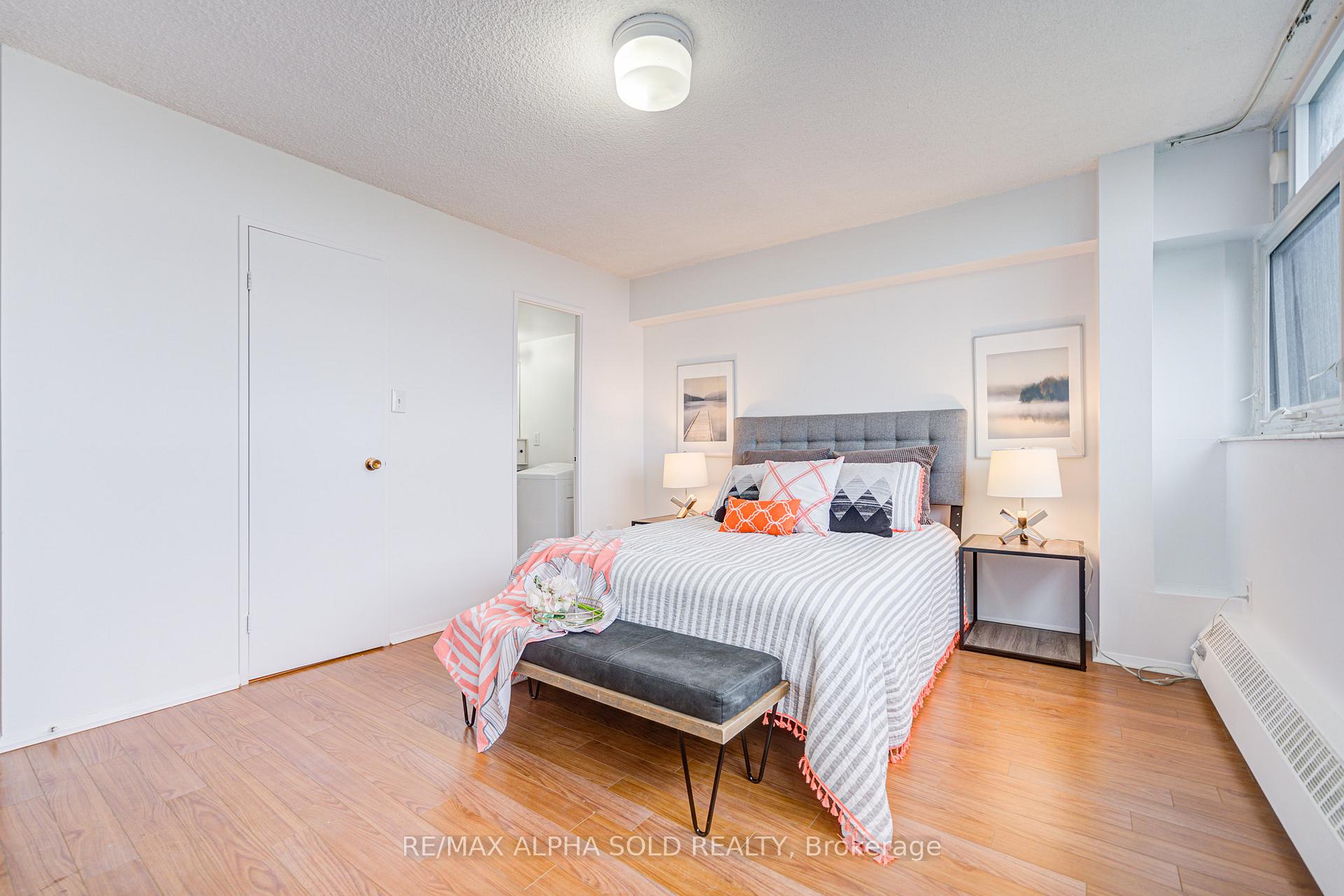 3 Bedrooms Condo at 100 Echo Point, Toronto For sale