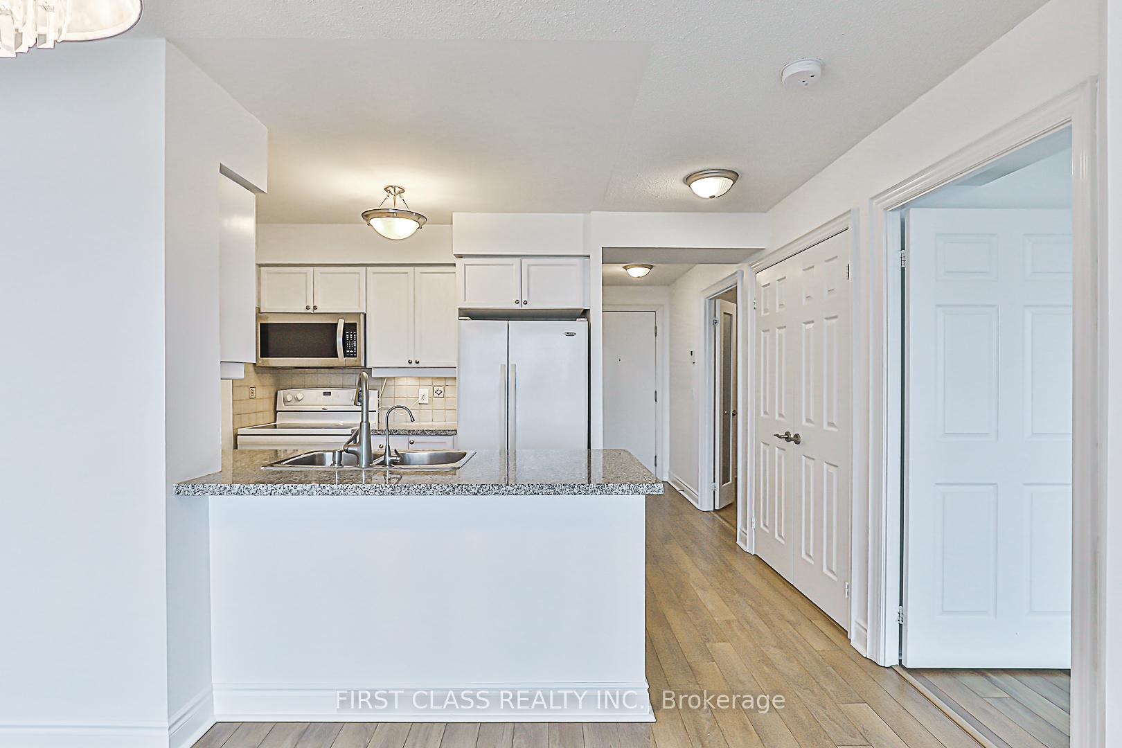 2 Bedrooms Condo at 15 Greenview,  Toronto For sale