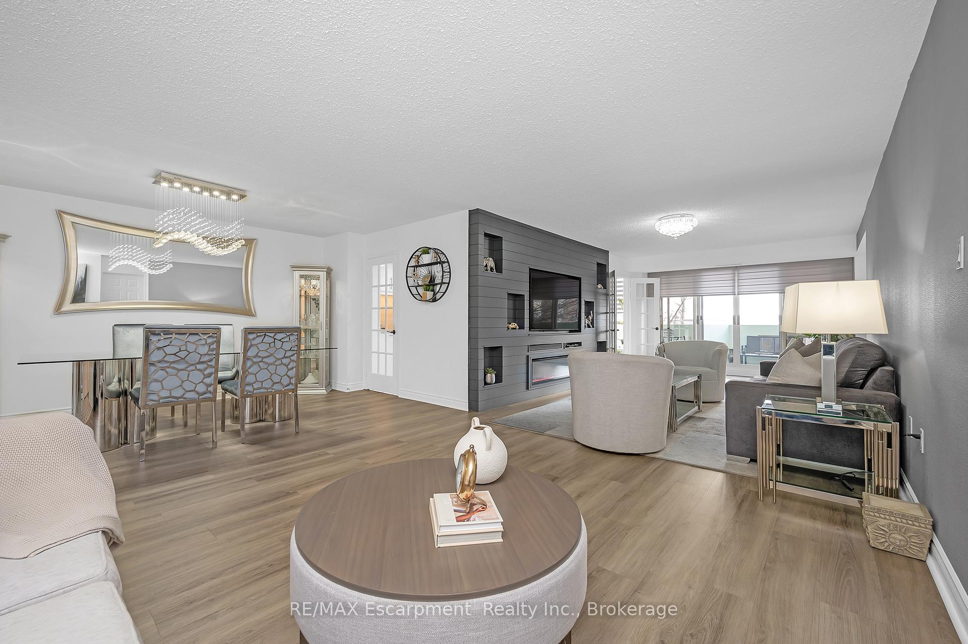 3 Bedrooms Condo at 1237 North Shore, Burlington For sale