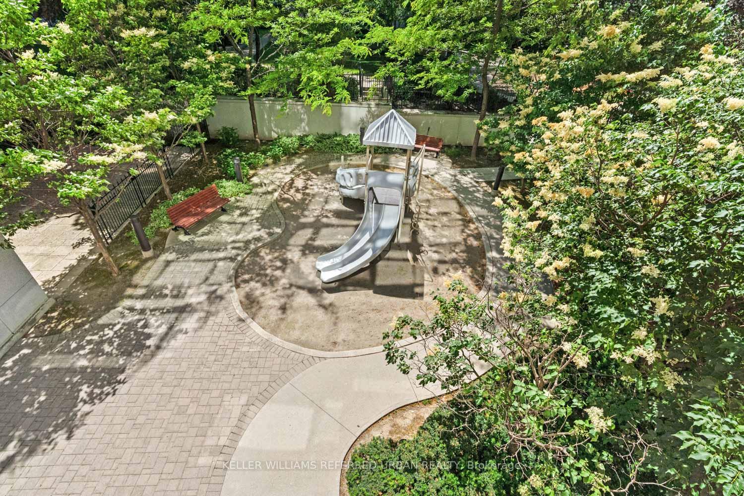 2 Bedrooms Condo at 35 Hollywood, Toronto For sale