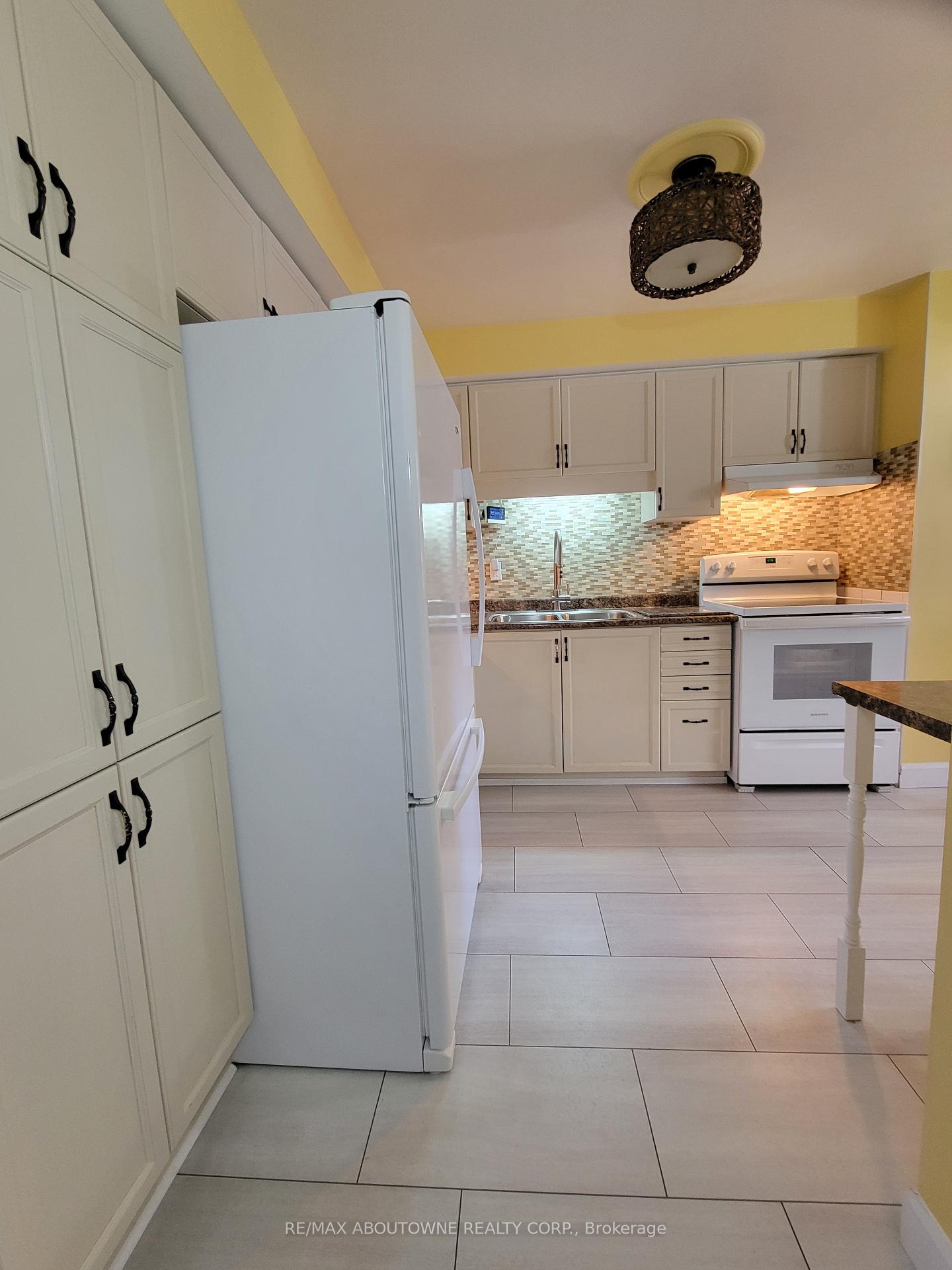 3 Bedrooms Condo at 1 Royalwood, Hamilton For sale