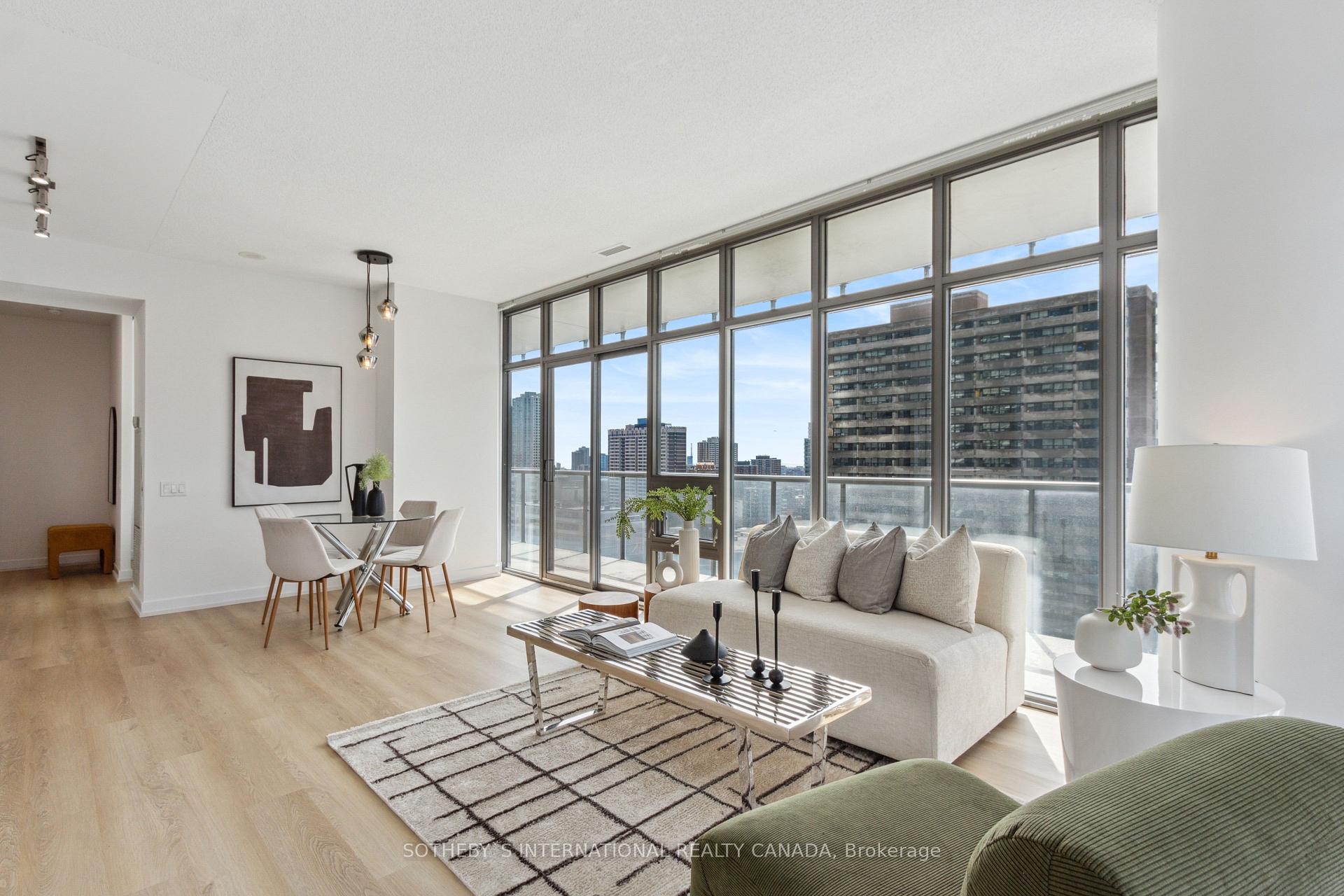 2 Bedrooms Condo at 33 Charles,  Toronto For sale