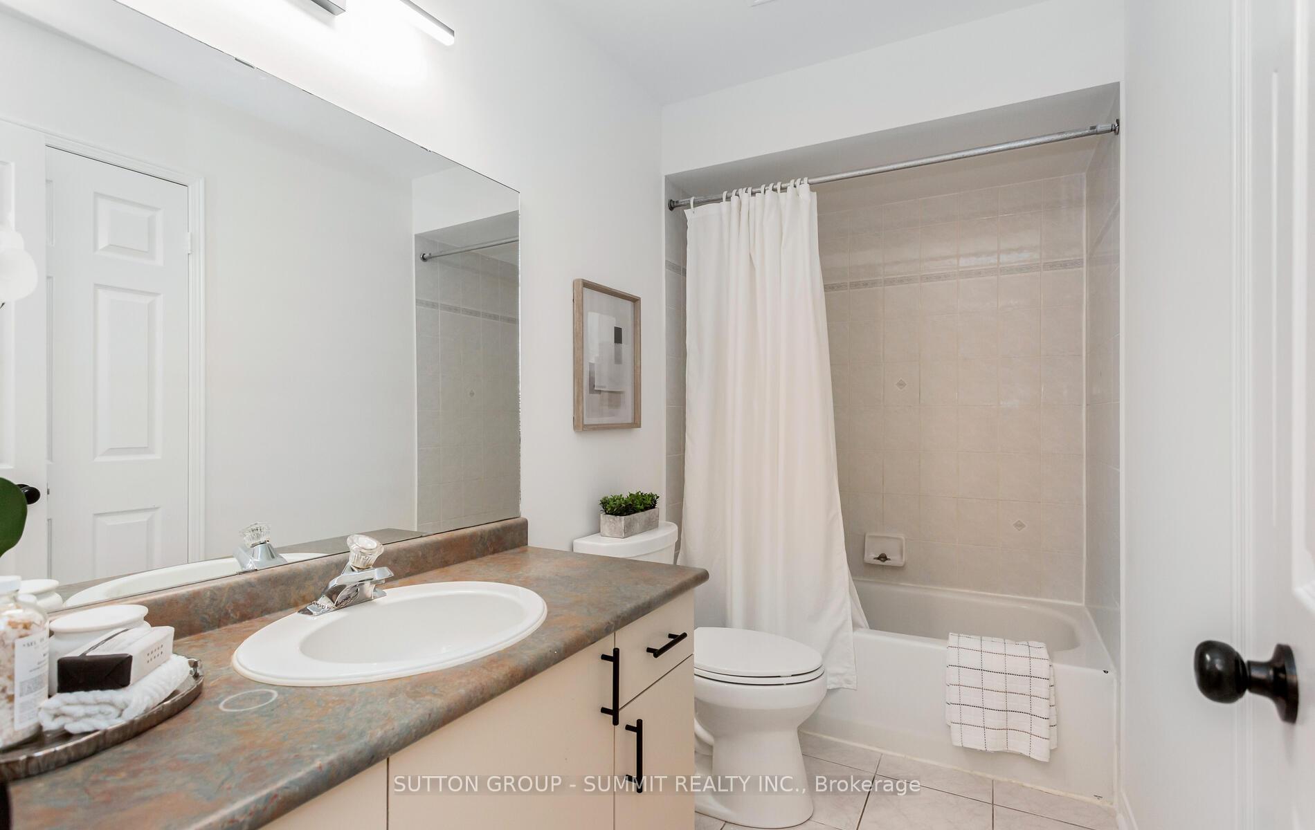 3 Bedrooms Condo at 550 Steddick, Mississauga For sale