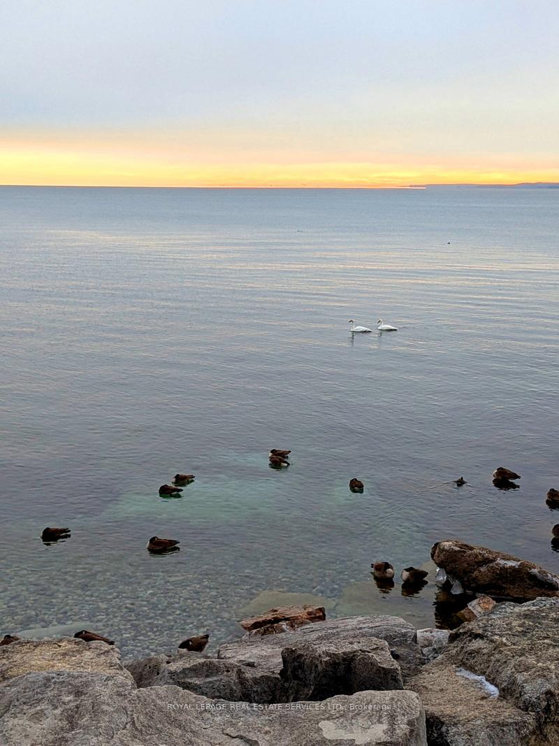 2 Bedrooms Condo at 2190 Lakeshore, Burlington For sale