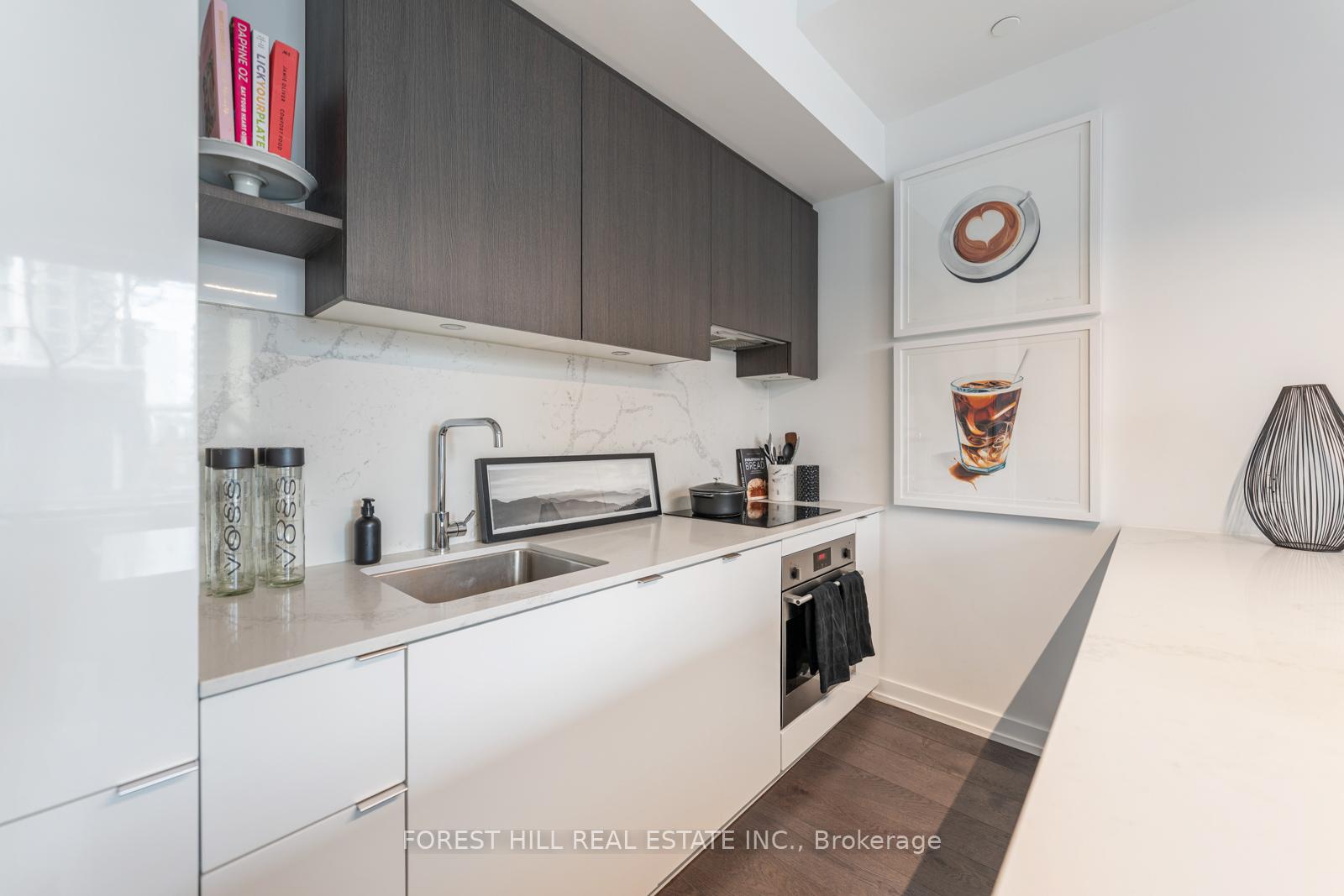 2 Bedrooms Condo at 161 Roehampton, Toronto For sale