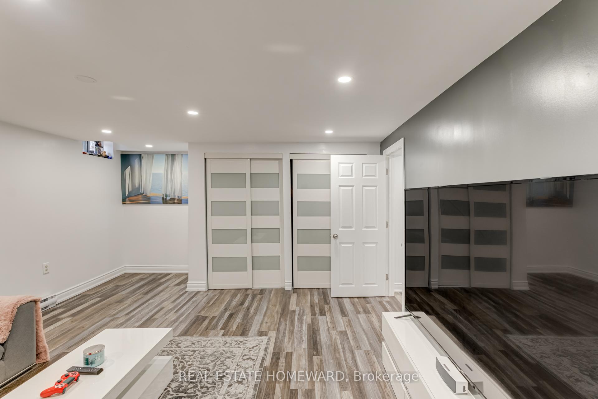 3 Bedrooms Condo at 6540 Falconer, Mississauga For sale