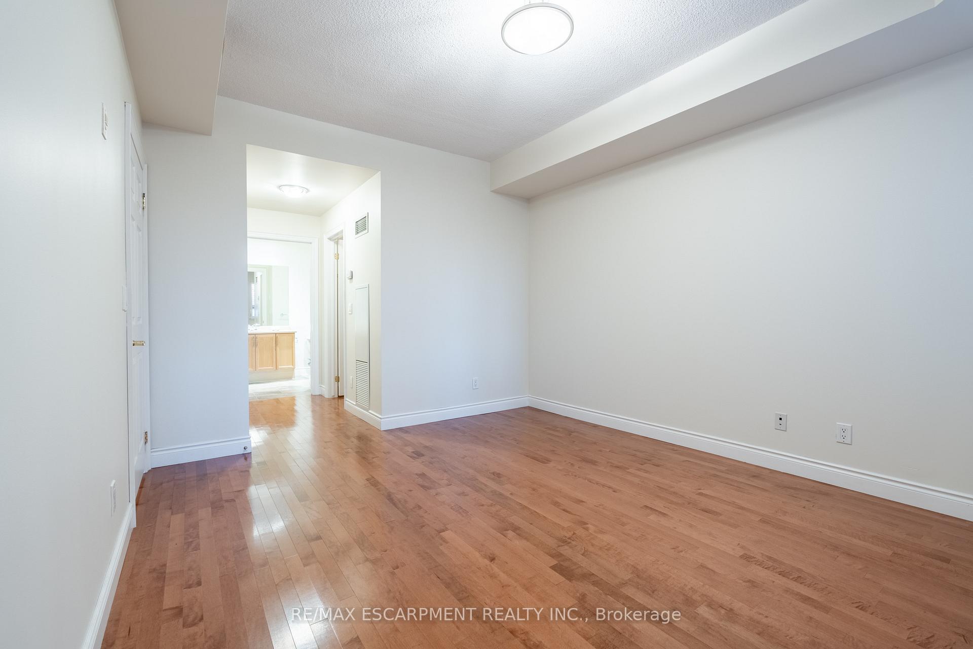 2 Bedrooms Condo at 399 Elizabeth, Burlington For sale