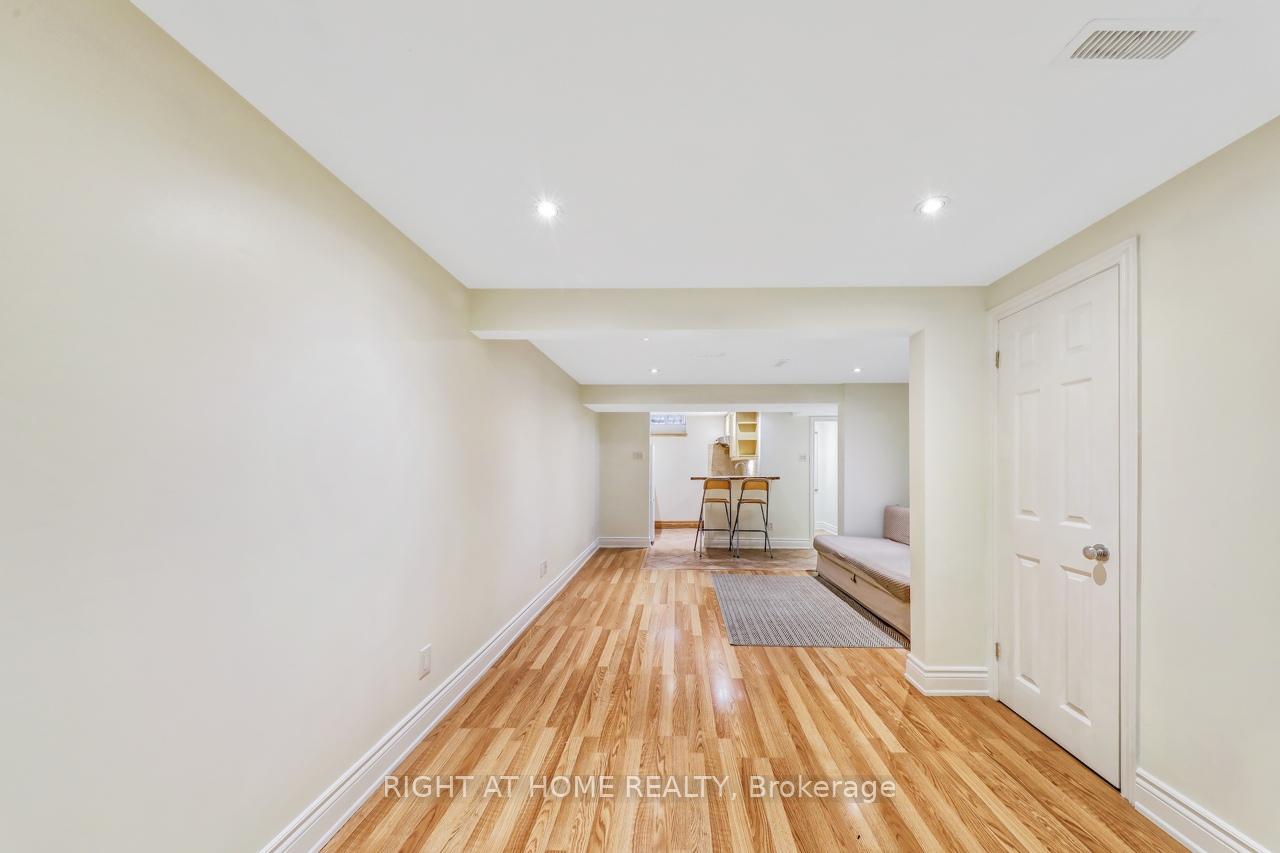 4 Bedrooms Condo at 1055 Shawnmarr, Mississauga For sale