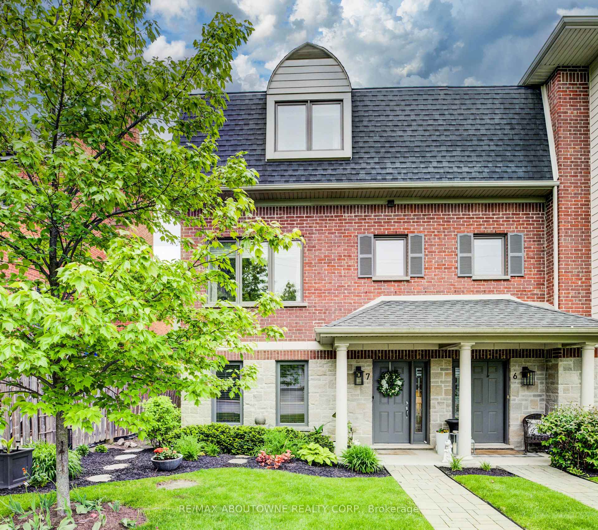 3 Bedrooms Condo at 44 Flamboro, Hamilton For sale