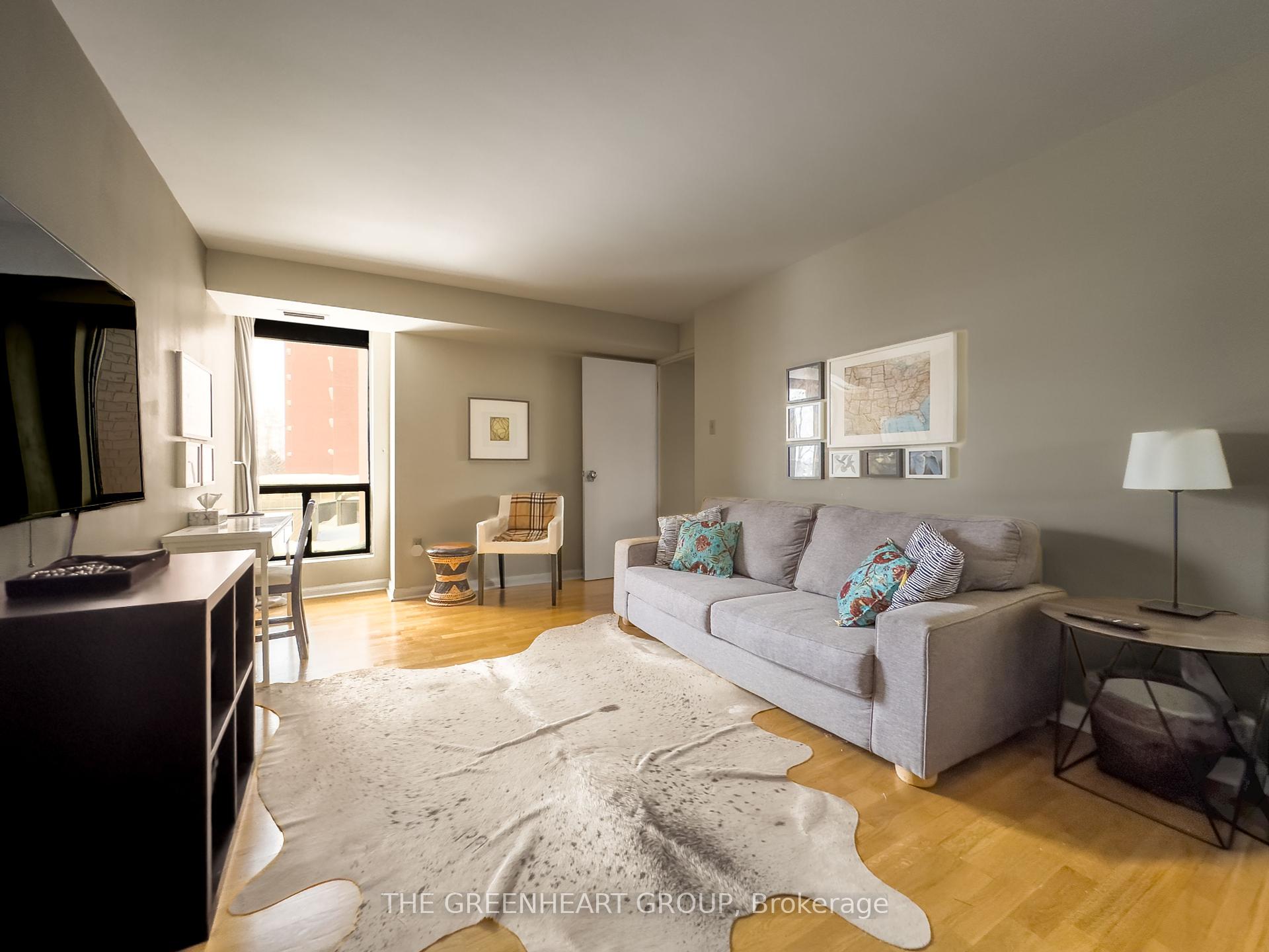 3 Bedrooms Condo at 1400 Dixie,  Mississauga For sale