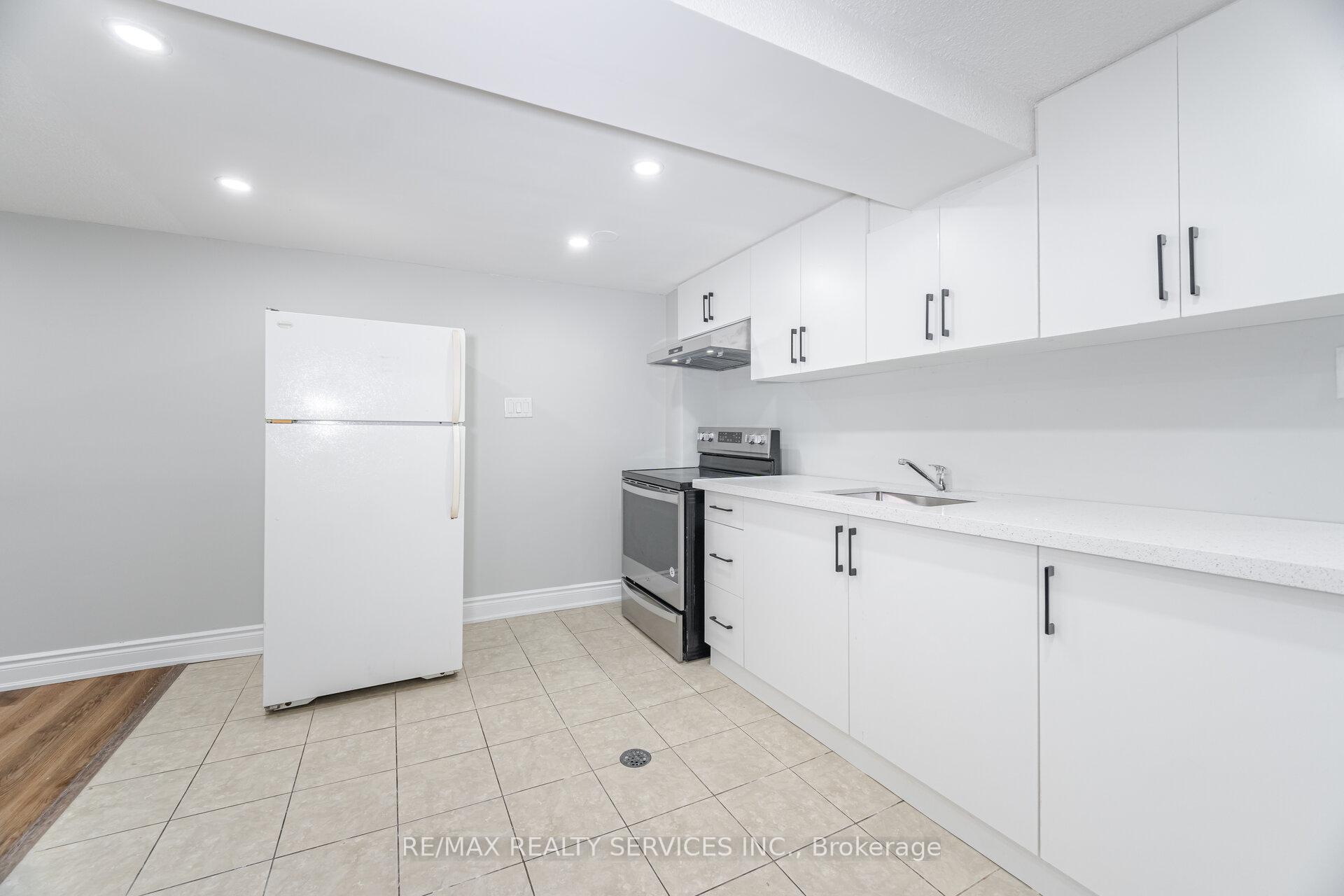 5 Bedrooms Condo at 3525 Brandon Gate, Mississauga For sale