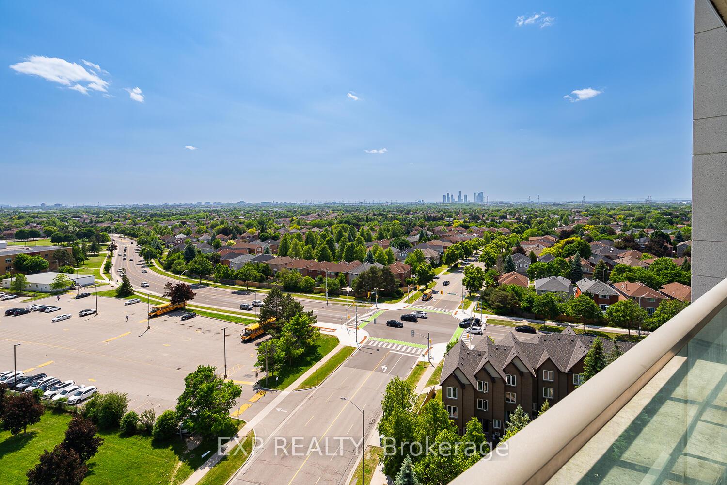 3 Bedrooms Condo at 88 Promenade, Vaughan For sale