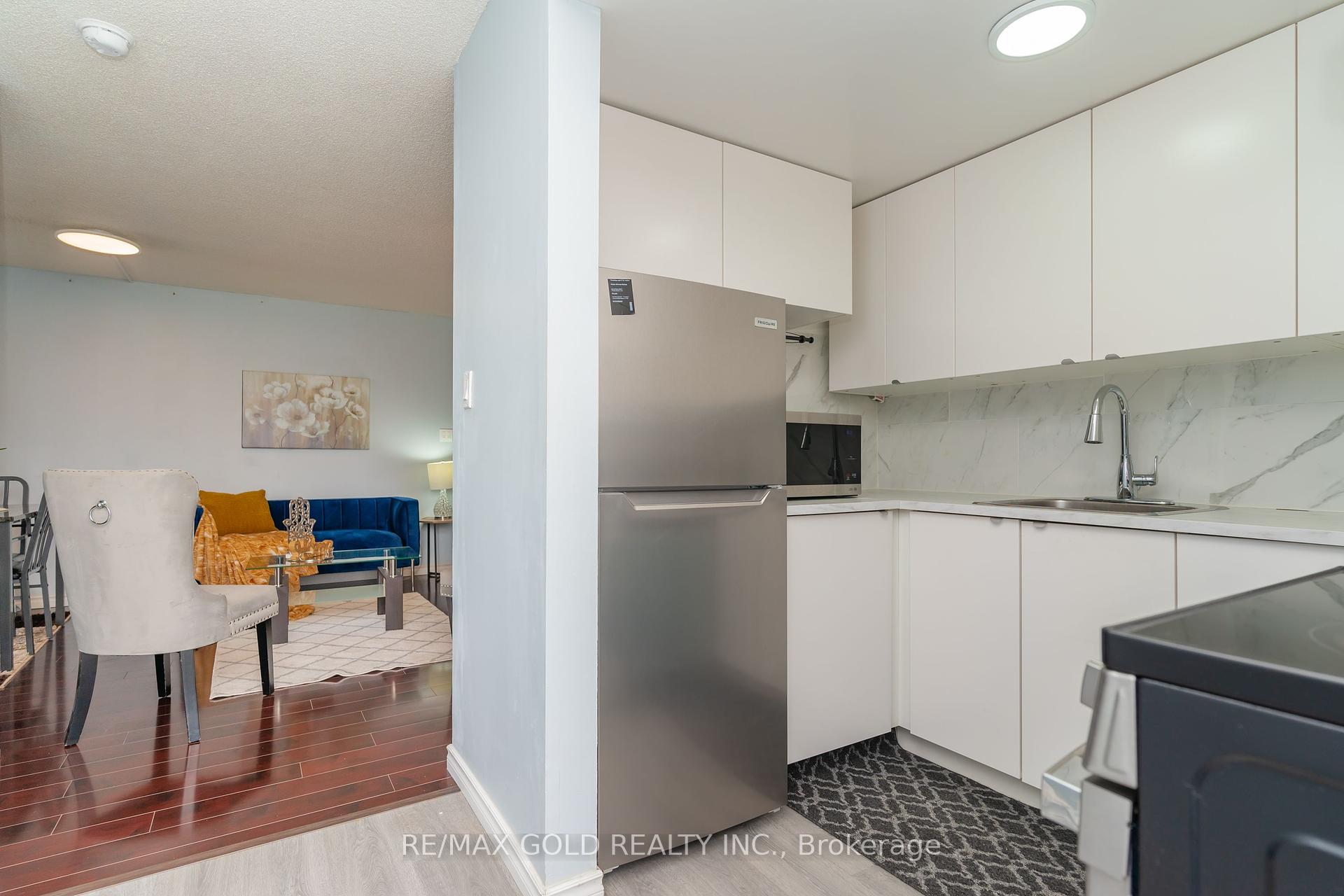 3 Bedrooms Condo at 25 Agnes, Mississauga For sale