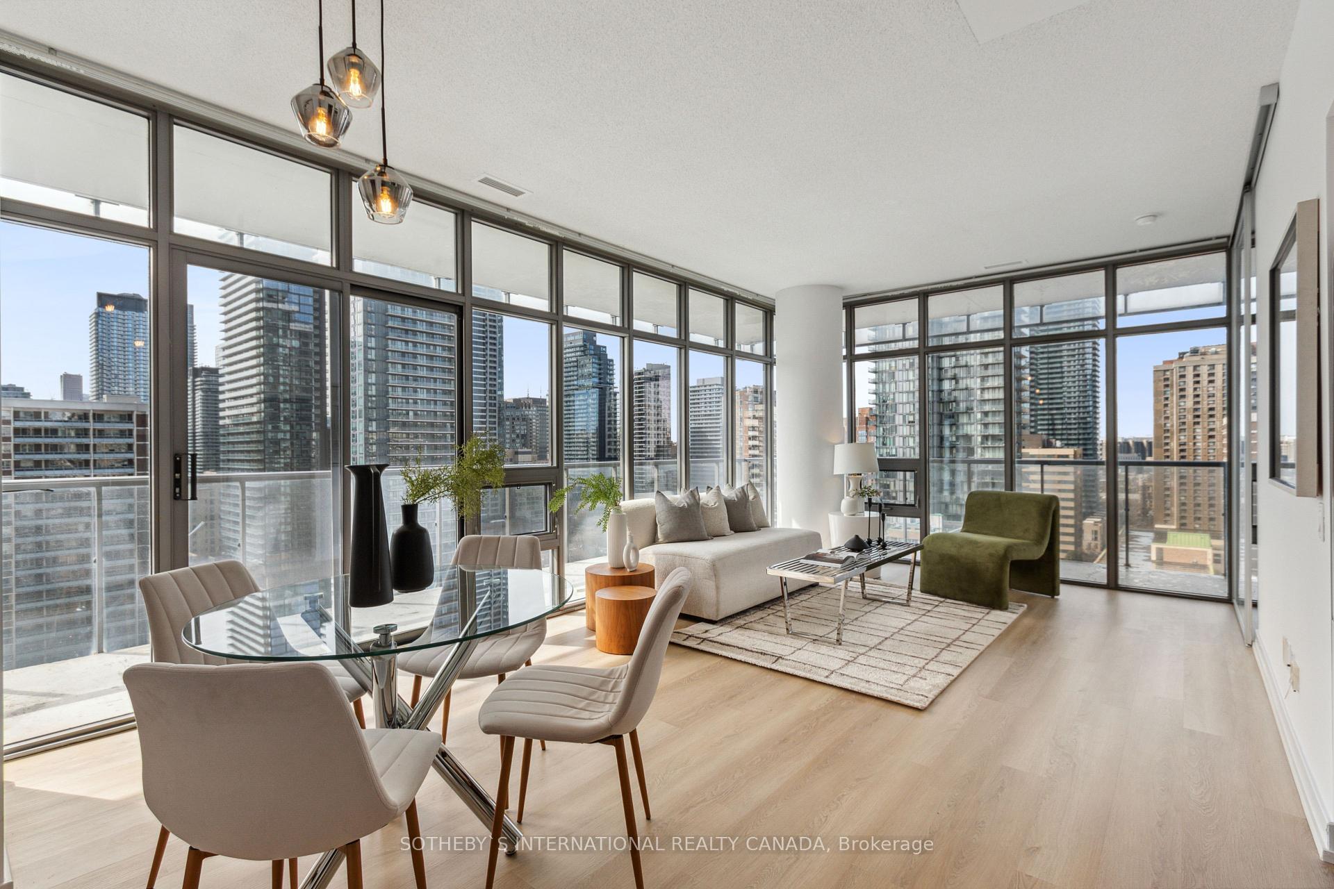 2 Bedrooms Condo at 33 Charles,  Toronto For sale