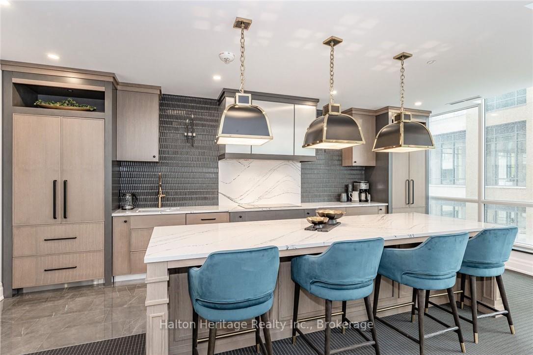 2 Bedrooms Condo at 2060 Lakeshore, Burlington For sale