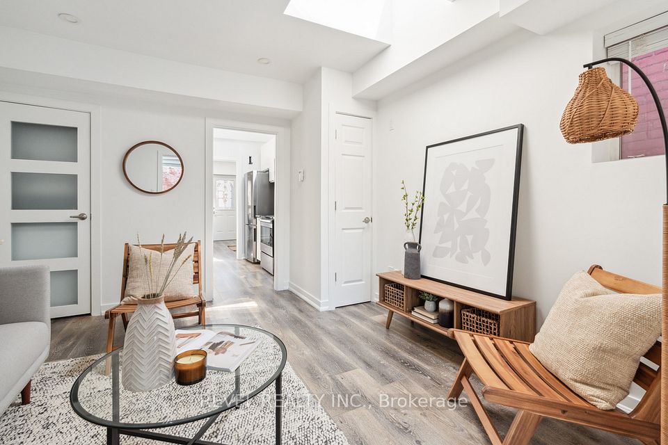 526 Quebec Ave Avenue, Toronto, ON M6P 2V7
