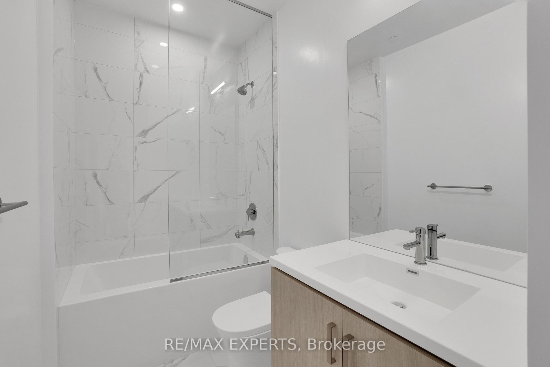 2 Bedrooms Condo at 60 Honeycrisp,  Vaughan For sale