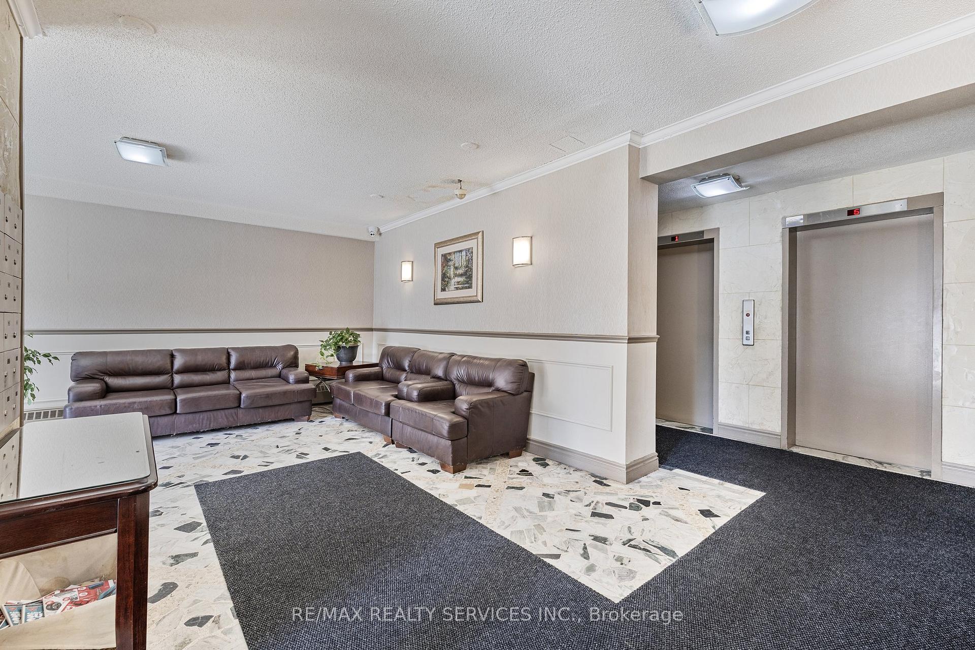 2 Bedrooms Condo at 15 Elizabeth, Mississauga For sale