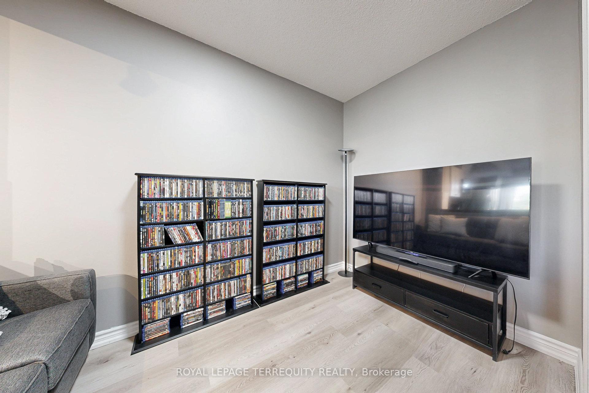 2 Bedrooms Condo at 200 Burnhamthorpe, Mississauga For sale