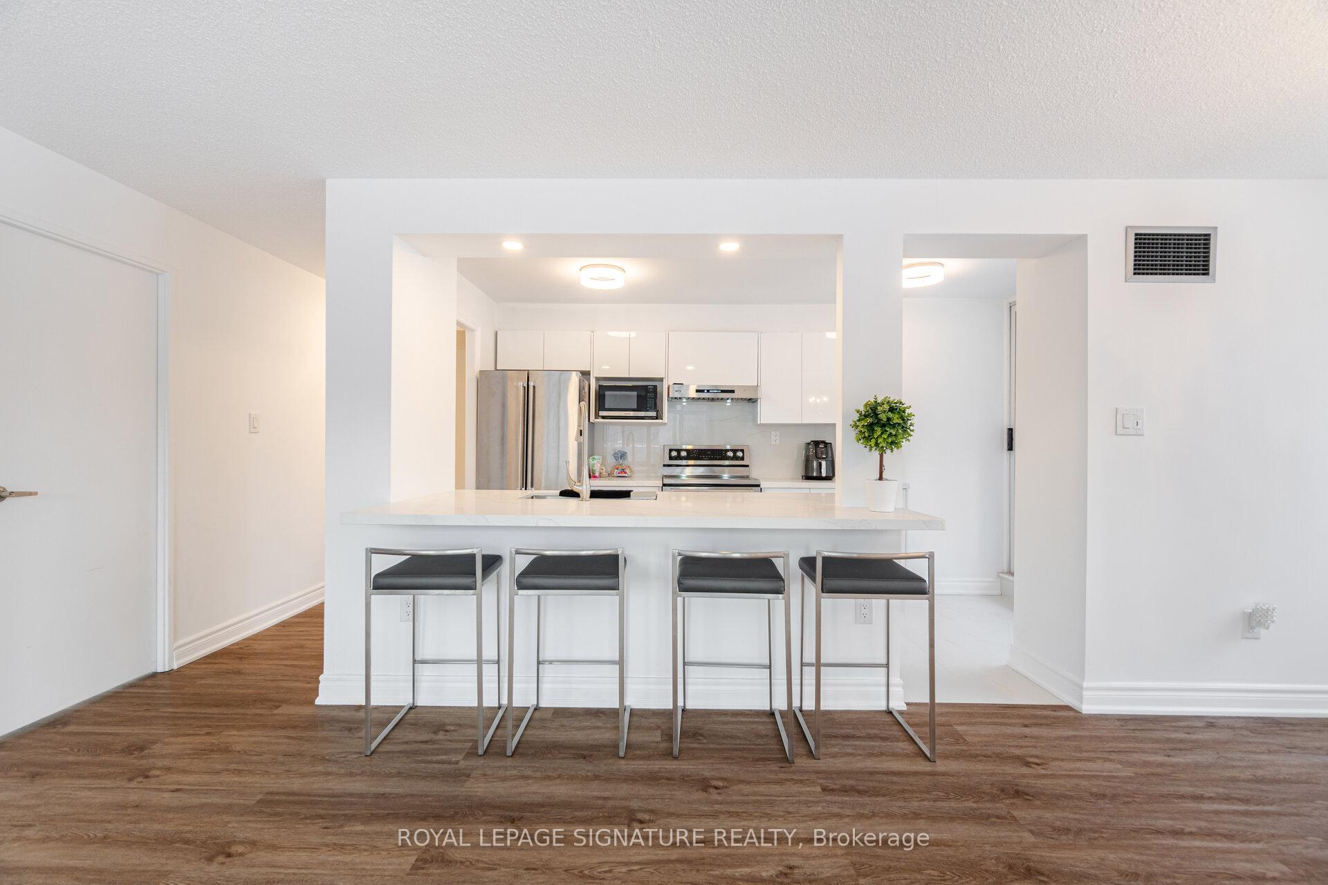 4 Bedrooms Condo at 1300 Mississauga Valley,  Mississauga For sale