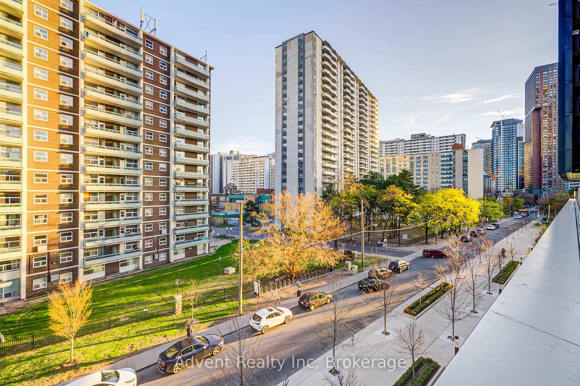 2 Bedrooms Condo at 585 Bloor,  Toronto For sale