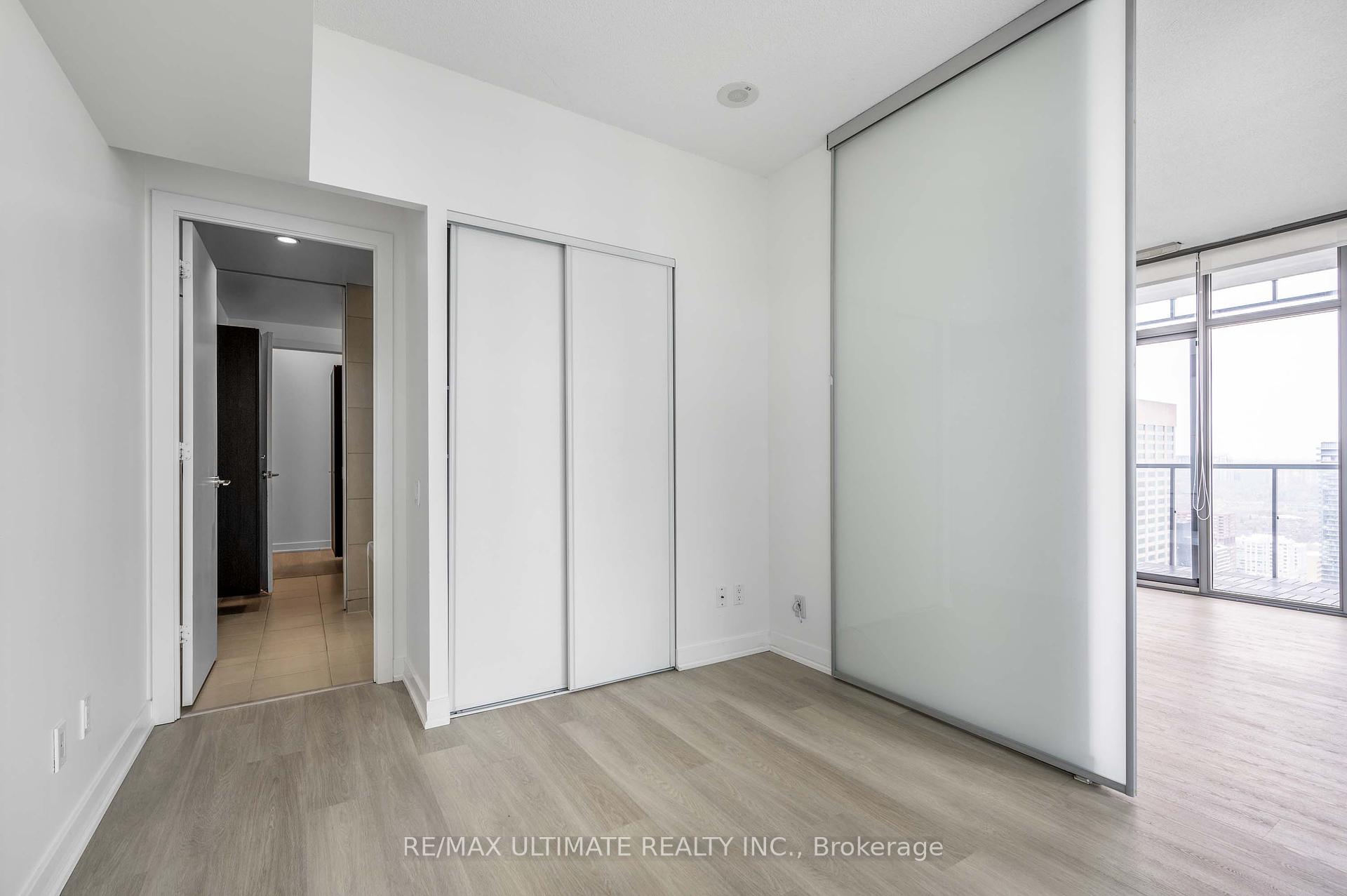 2 Bedrooms Condo at 33 Charles, Toronto For sale