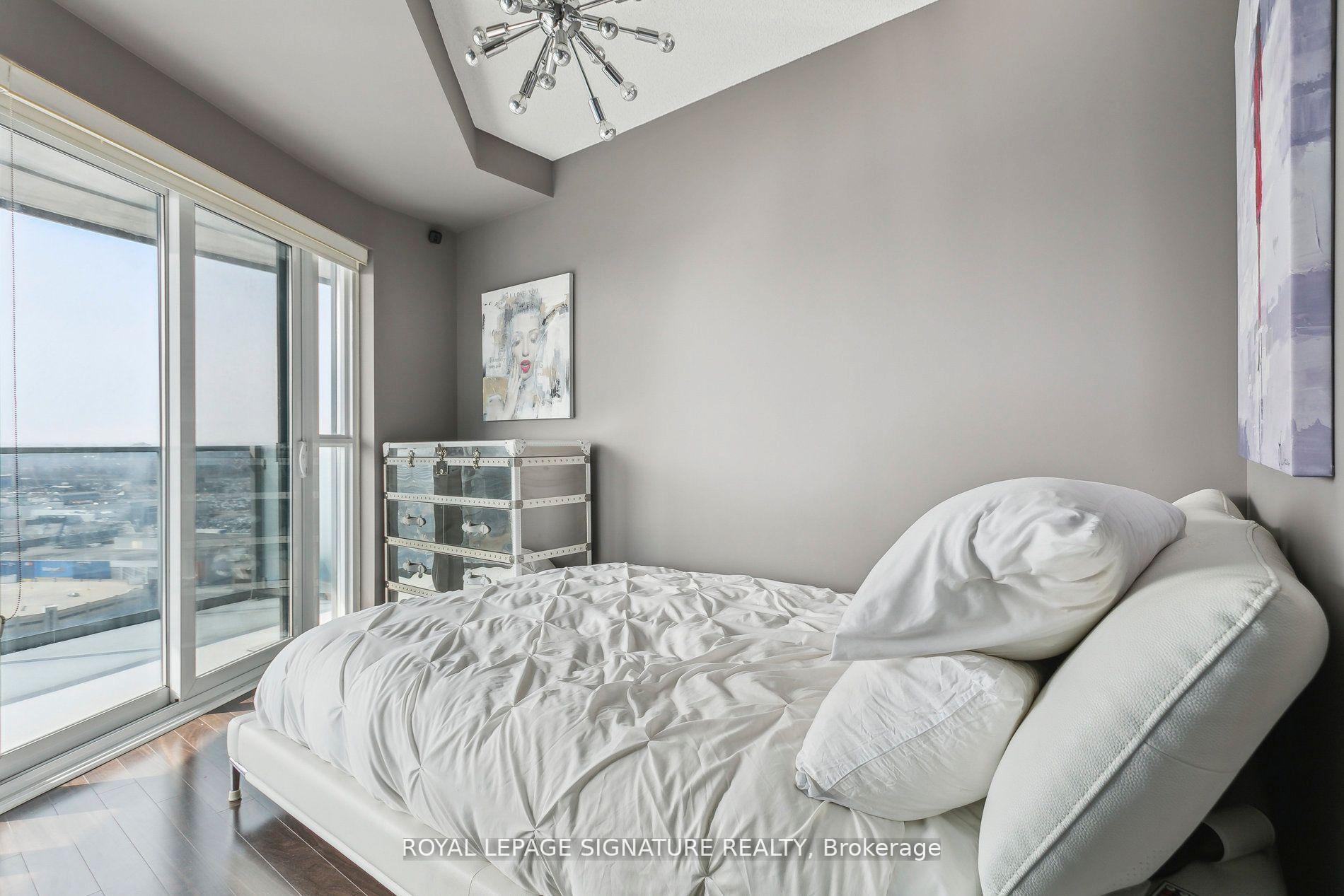3 Bedrooms Condo at 60 Absolute, Mississauga For sale