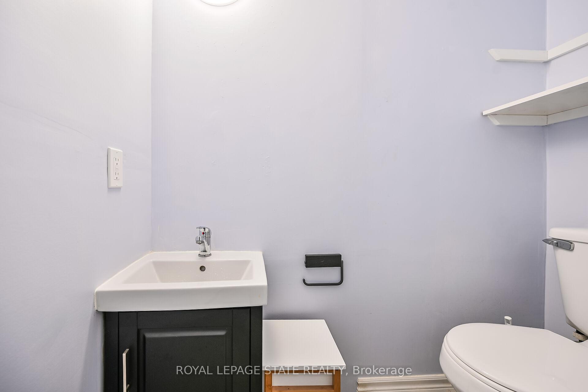 3 Bedrooms Condo at 977 Francis, Burlington For sale